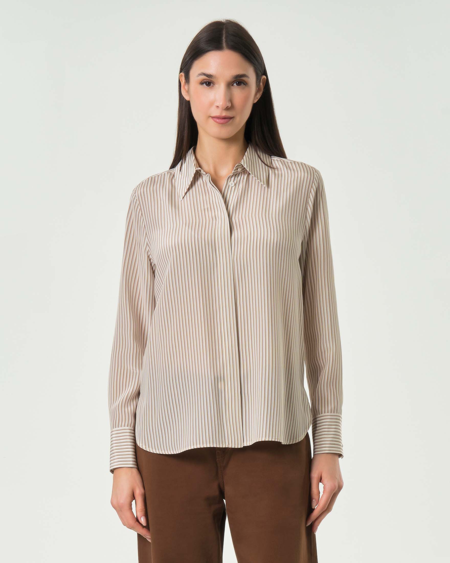 Camicia Studio in crêpe de Chine a righe bianche e cammello con abbottonatura nascosta