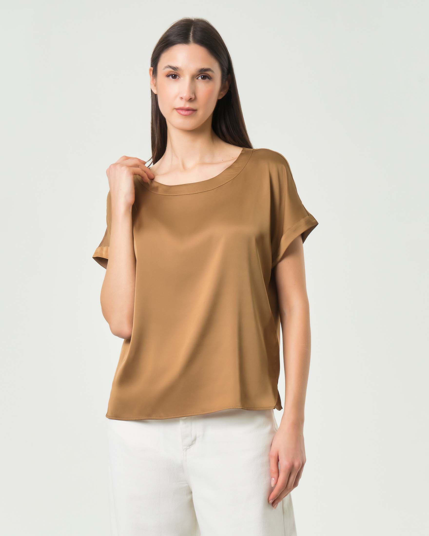 Blusa cammello in raso tecnico stretch con maniche ad aletta e scollo stondato