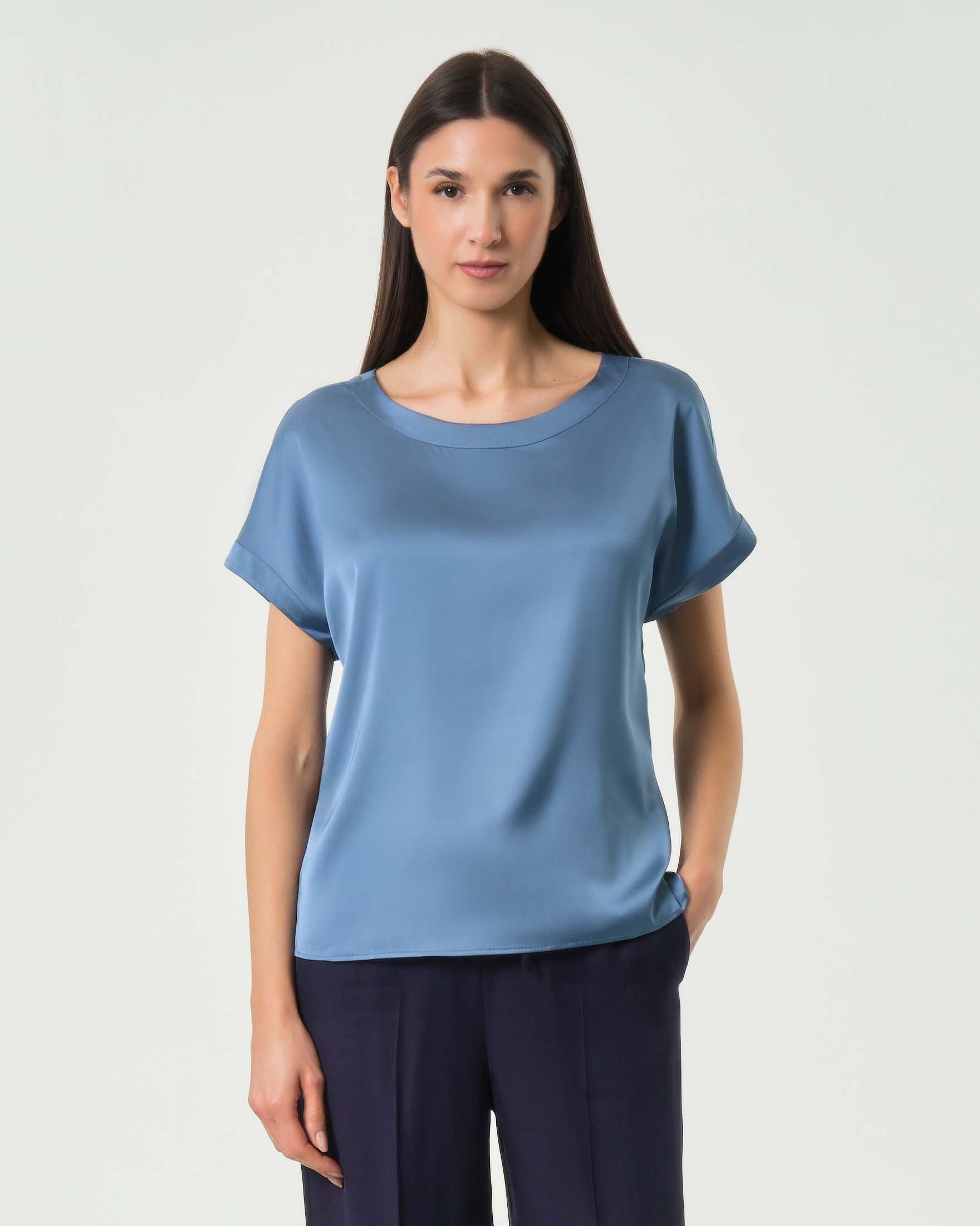 Blusa color avio in raso tecnico stretch con maniche ad aletta e scollo stondato