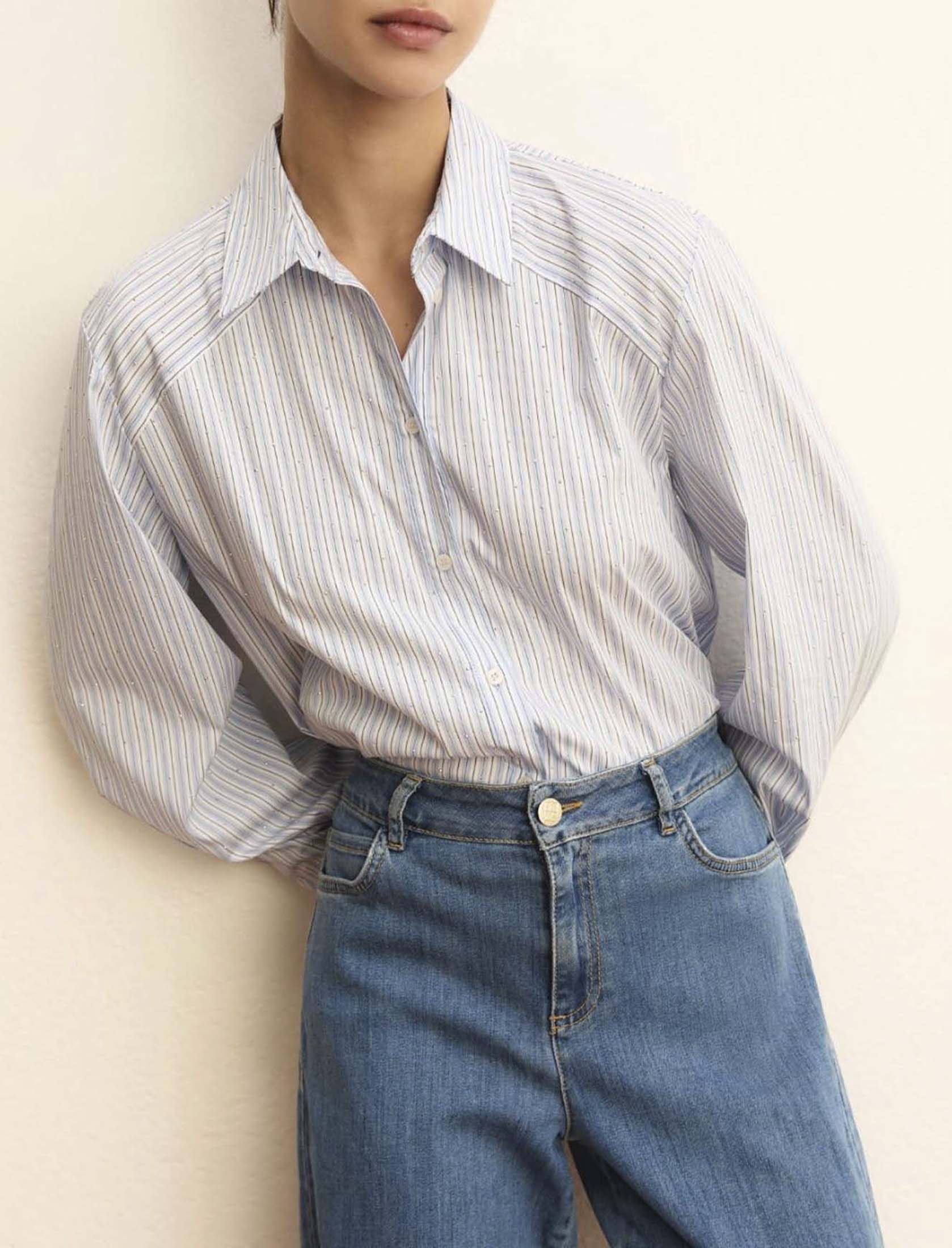 Camicia ampia azzurra a righe in popeline stretch con applicazioni