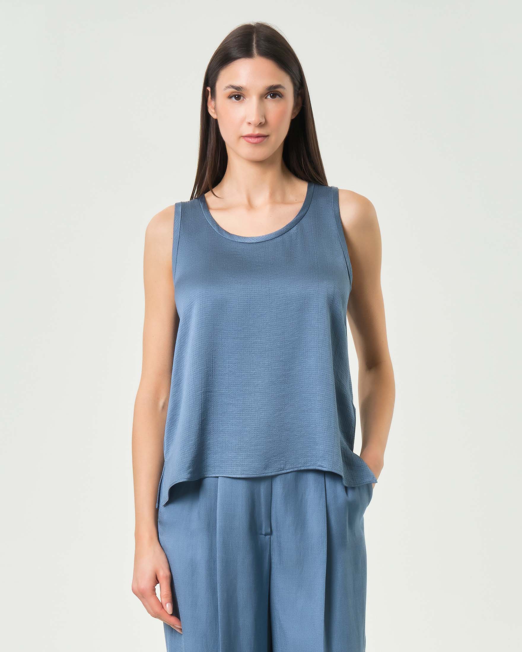 Top smanicato color avio in misto viscosa
