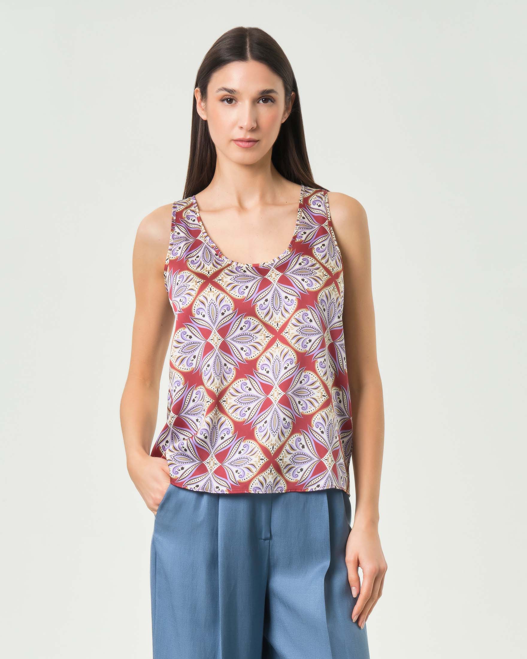 Canotta svasata color ruggine in twill stampato