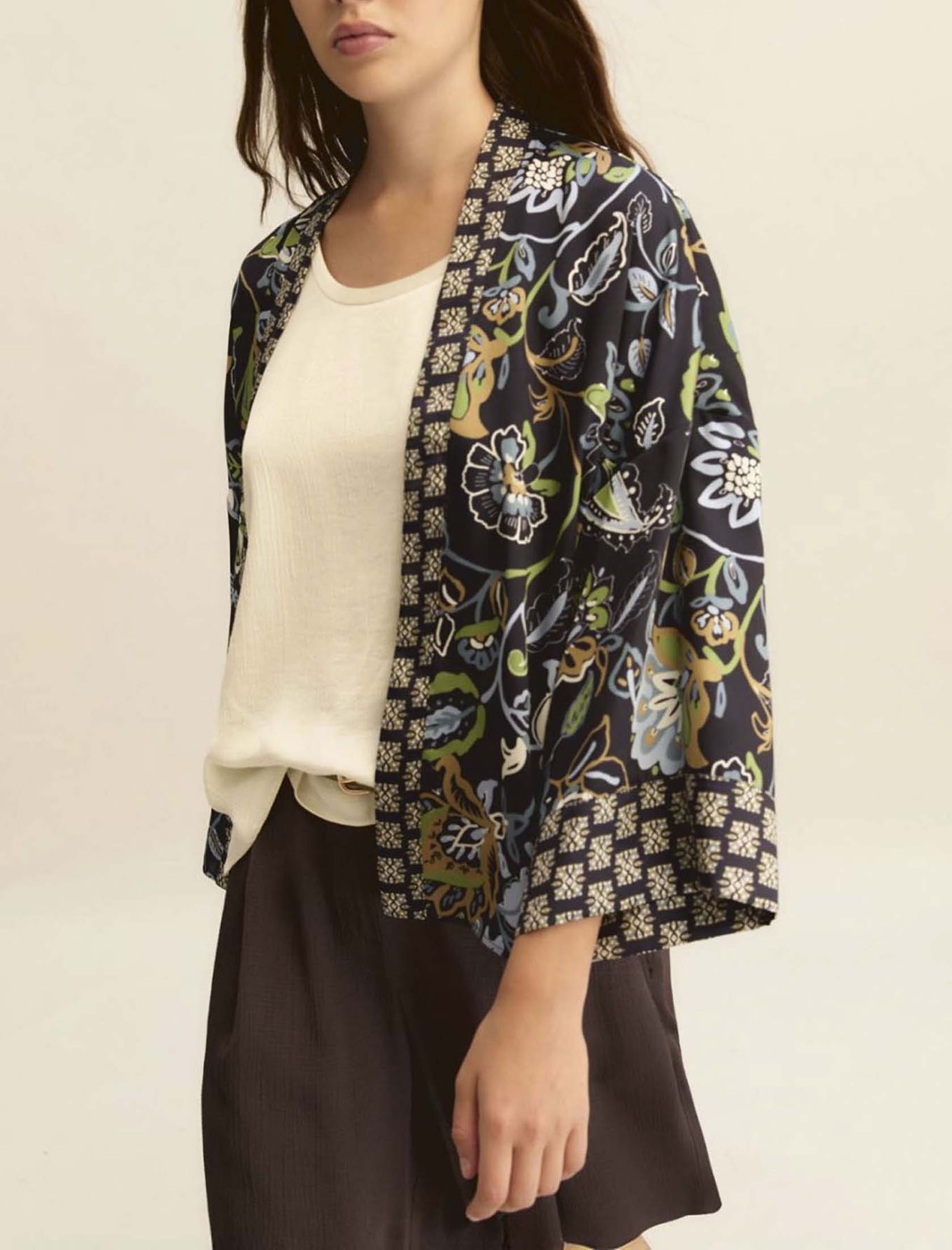 Kimono corto blu in twill stampato con fantasia a contrasto e maniche a tre quarti