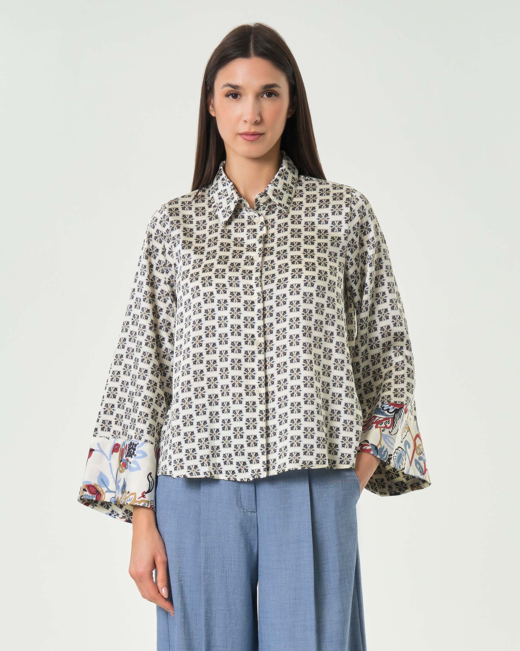 Camicia crop bianca in twill stampato con dettagli geometrici