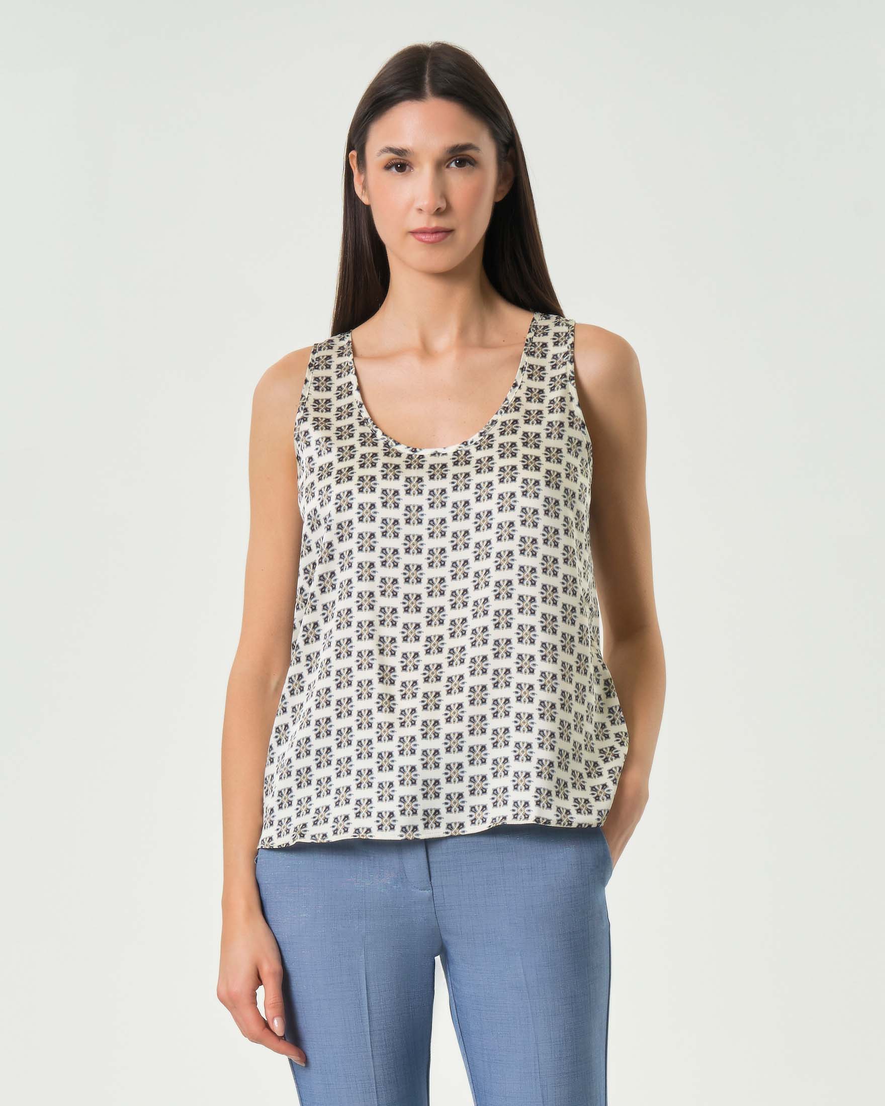 Canotta svasata bianca in twill stampato a fantasia geometrica