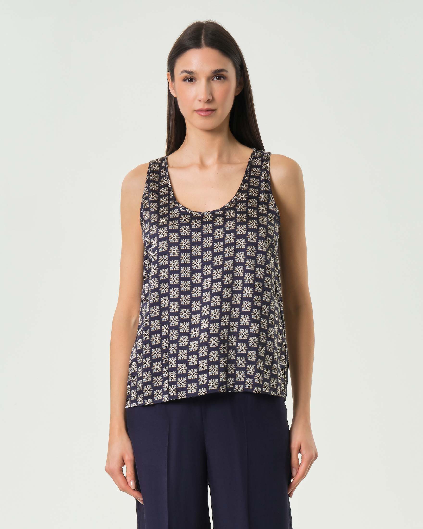 Canotta svasata blu in twill stampato a fantasia geometrica
