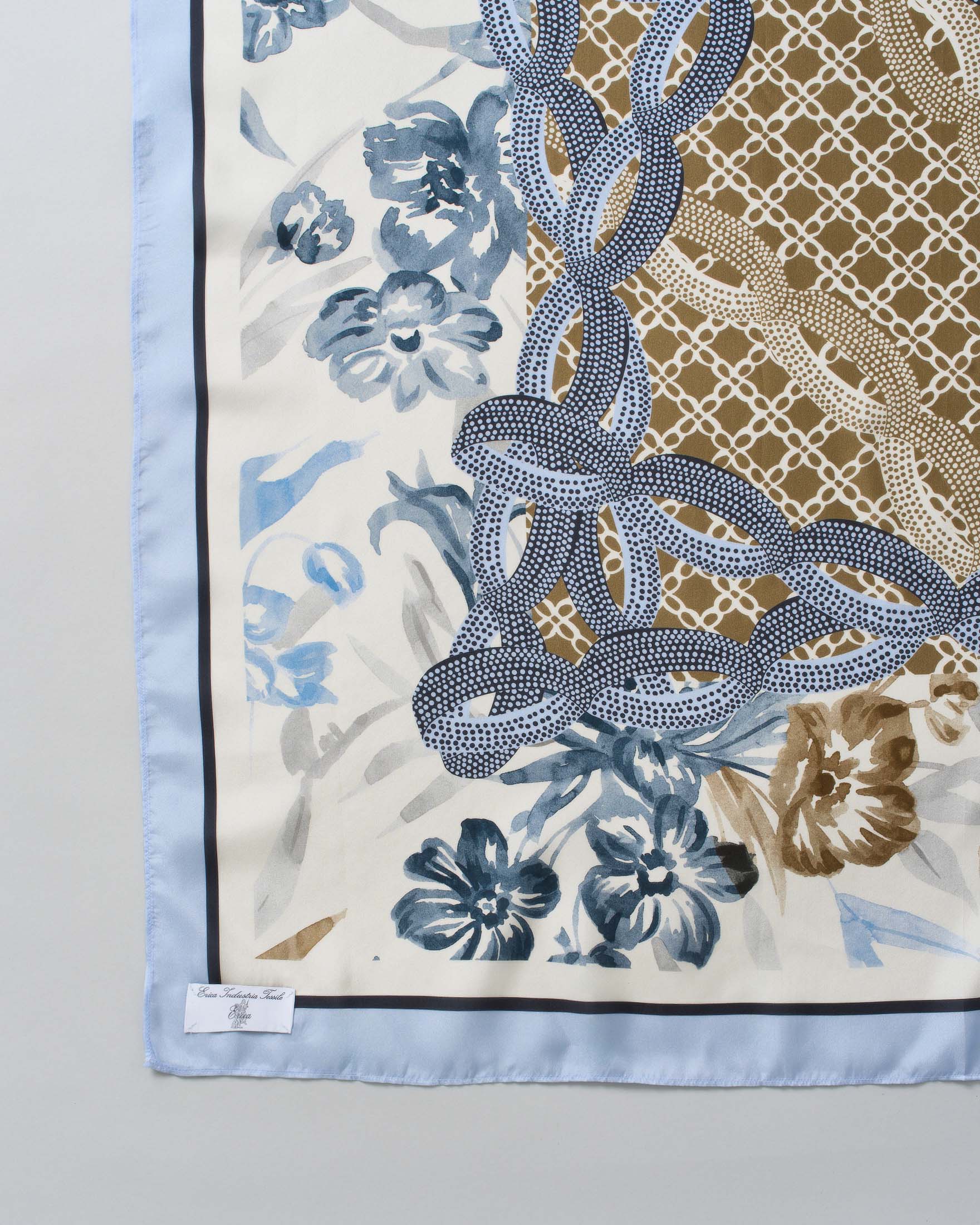 Foulard Emme Marella azzurro in twill di seta con stampa catene