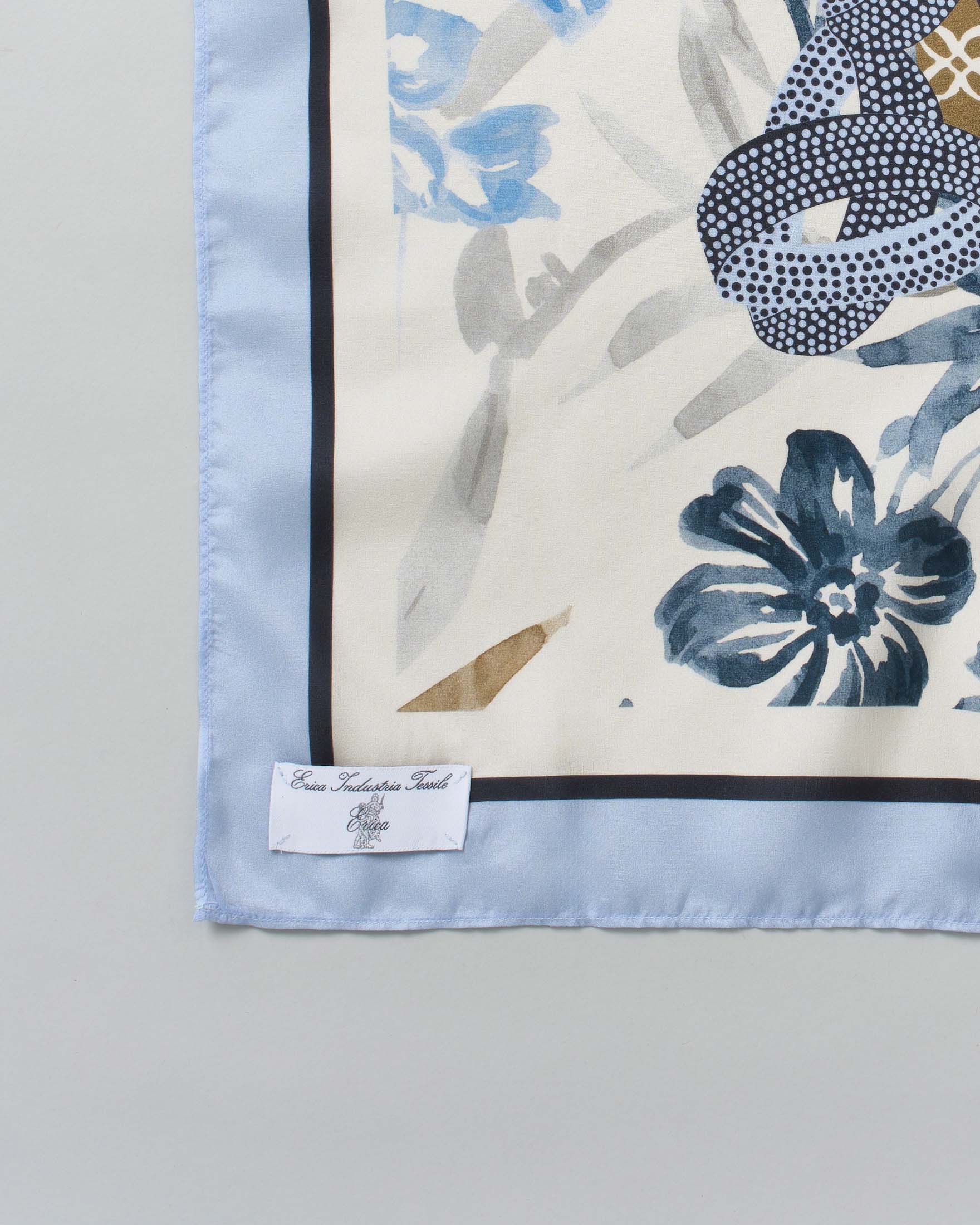 Foulard Emme Marella azzurro in twill di seta con stampa catene image