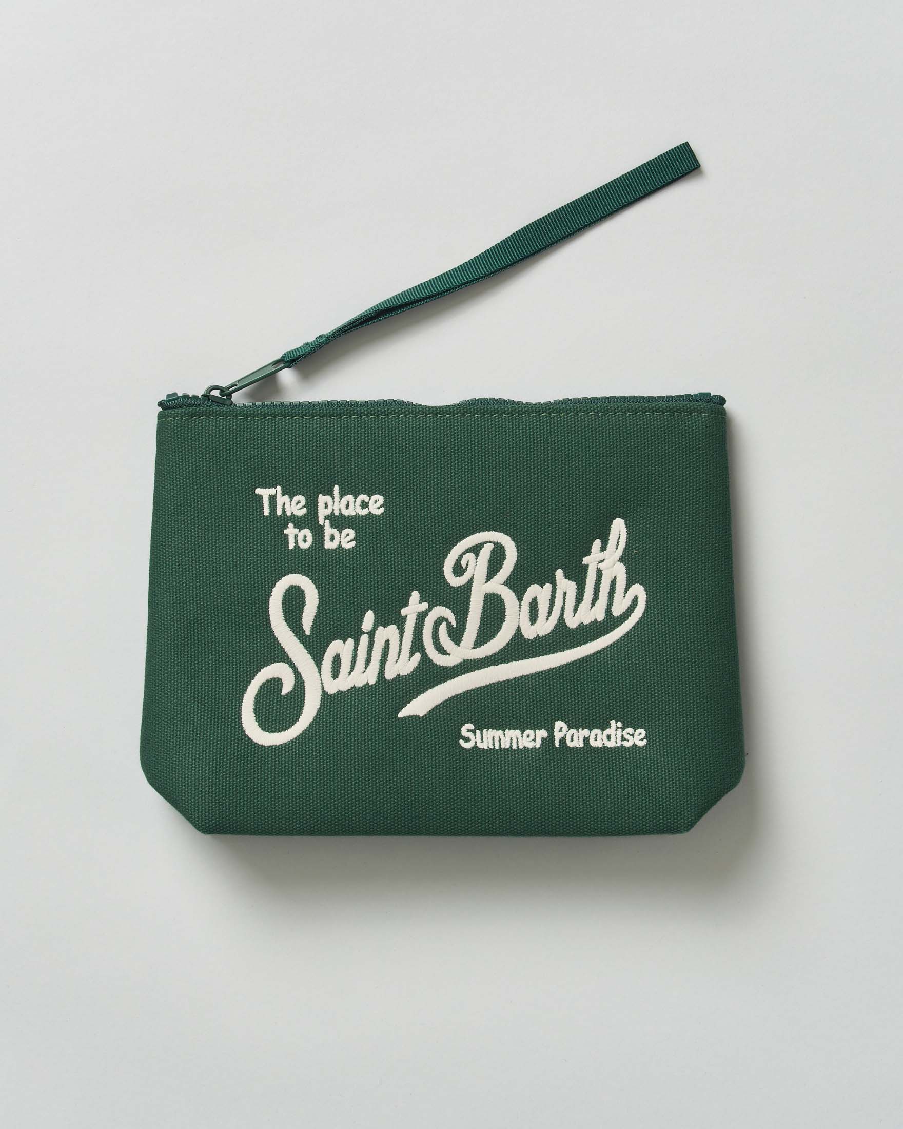 Pochette verde in canvas di cotone con scritta logo rimata a contrasto