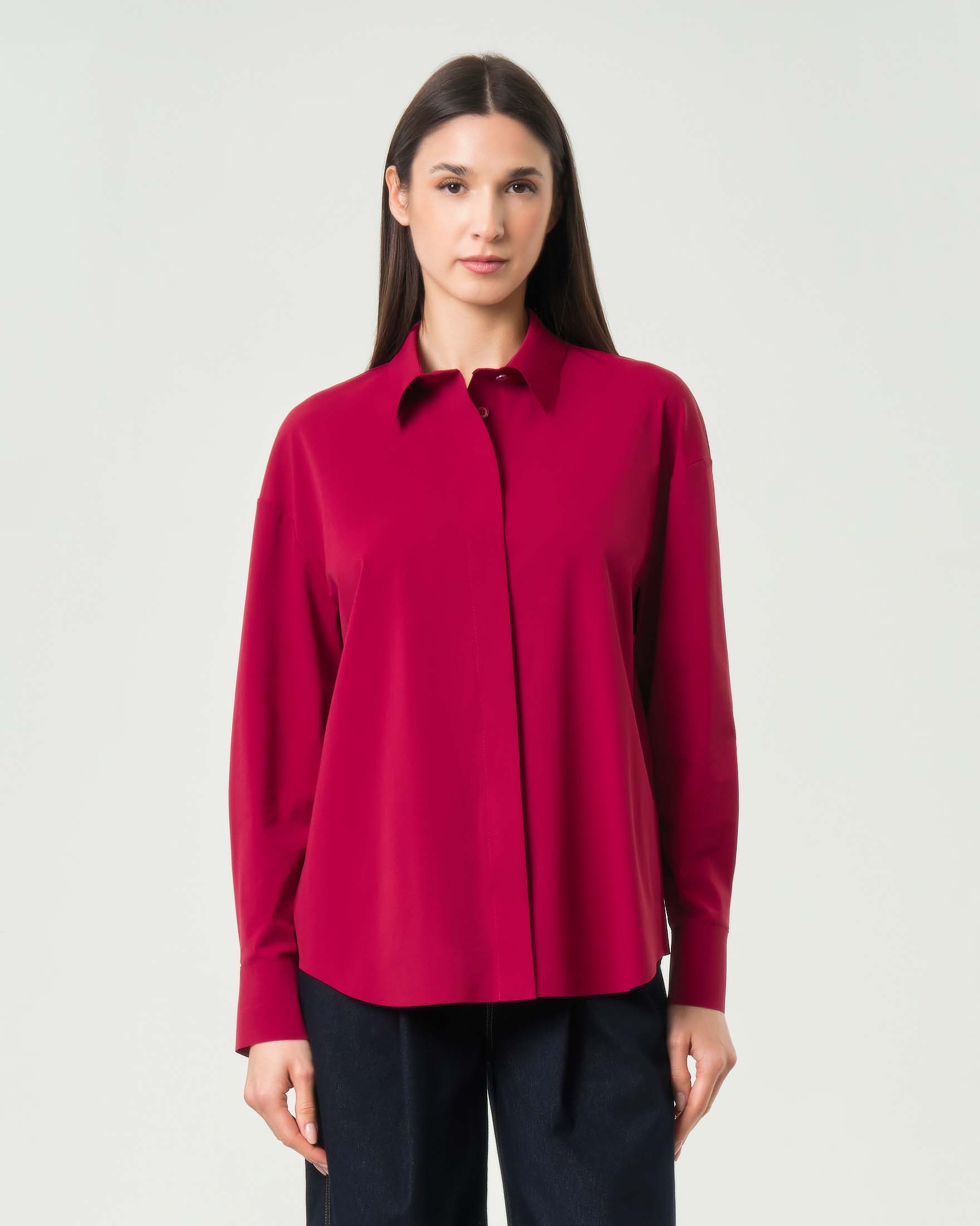 Camicia rossa MM in tessuto tecnico con abbottonatura nascosta e fondo stondato