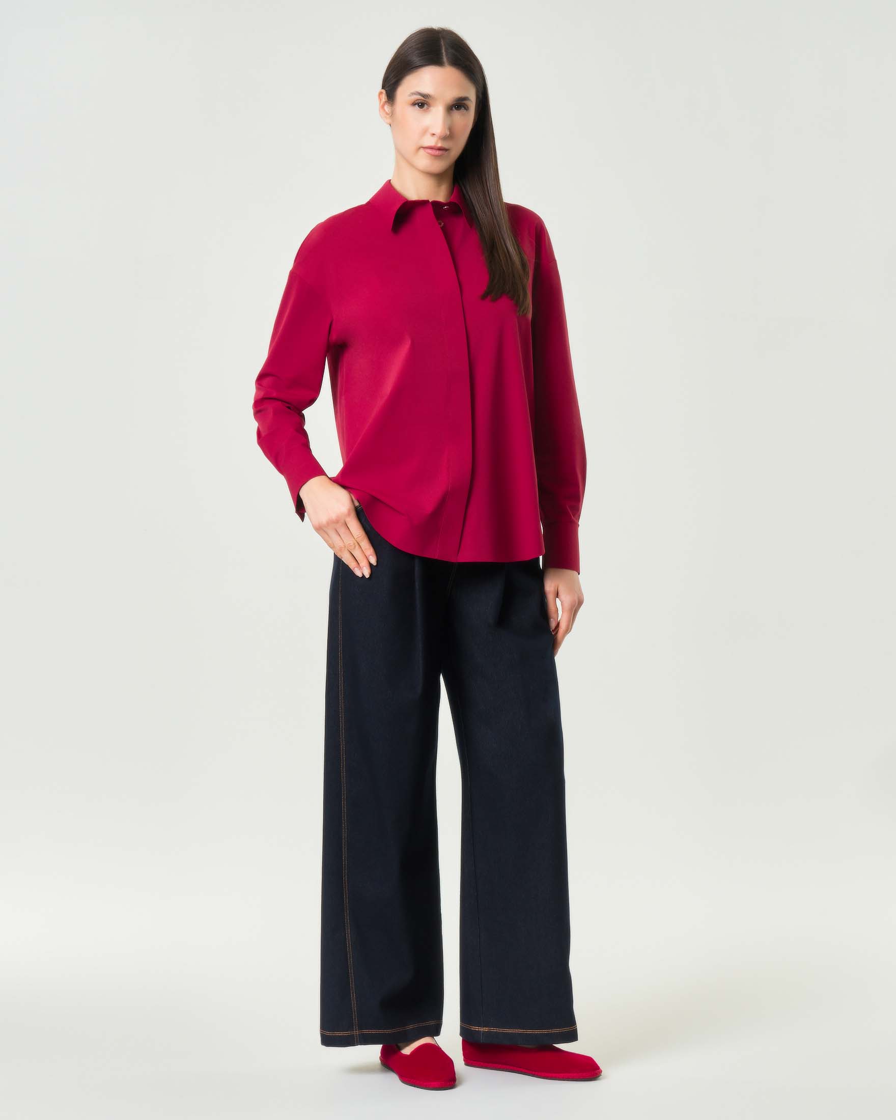 Camicia rossa MM Max Mara in tessuto tecnico con abbottonatura nascosta e fondo stondato image