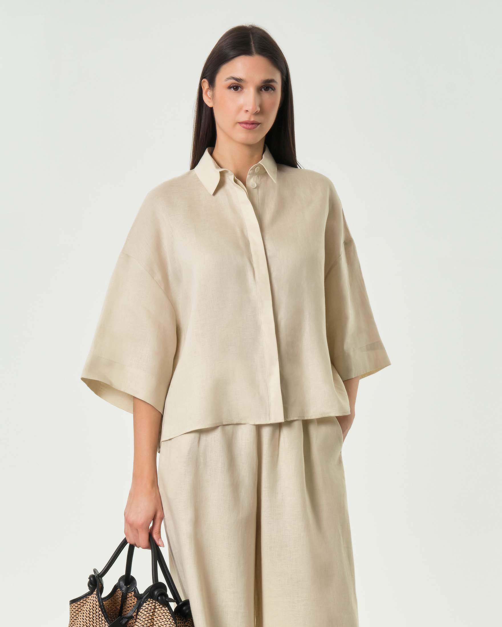 Camicia boxy beige MM in lino con maniche a tre quarti e abbottonatura nascosta