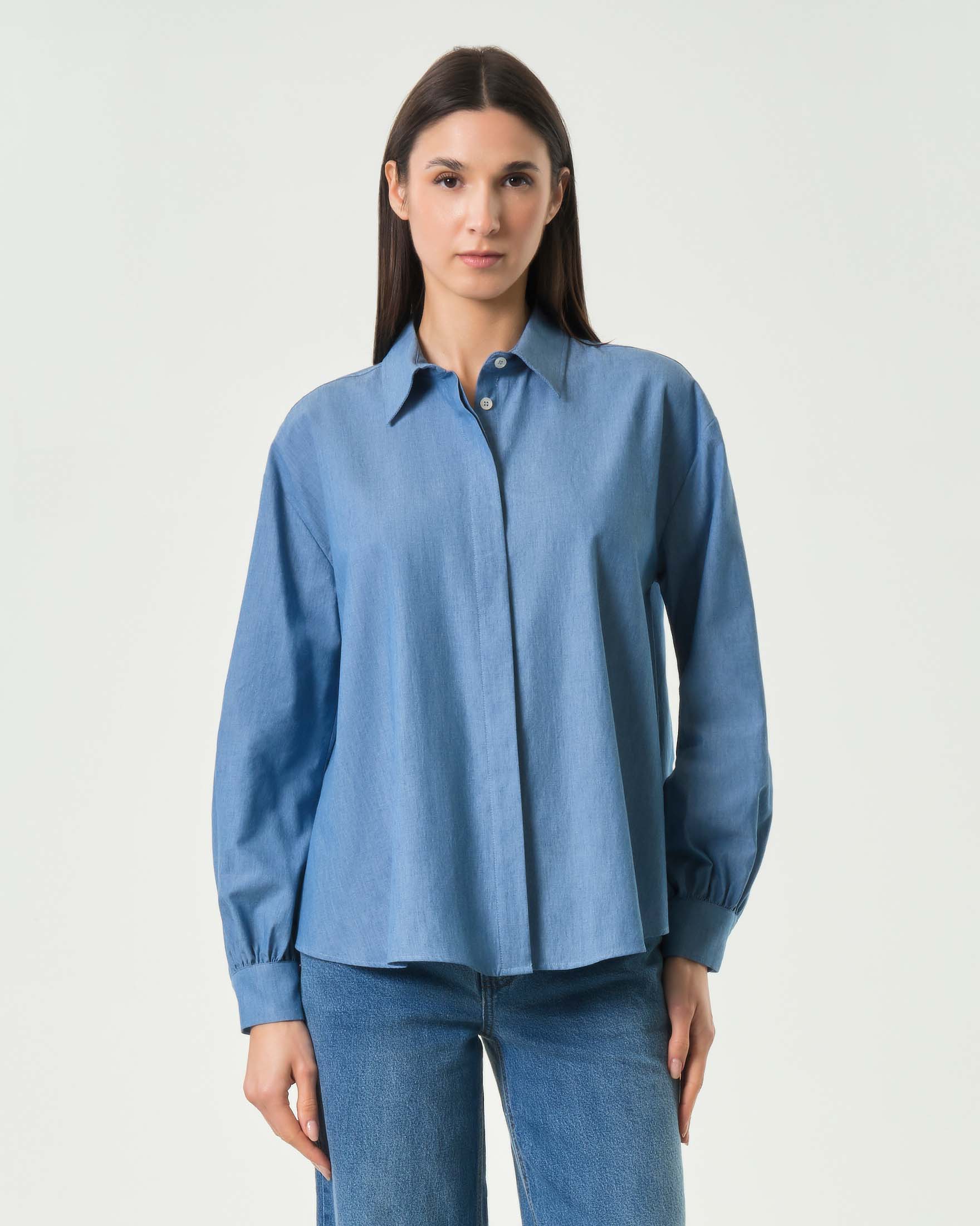 Camicia azzurra in cotone con maniche a palloncino e spalla scesa