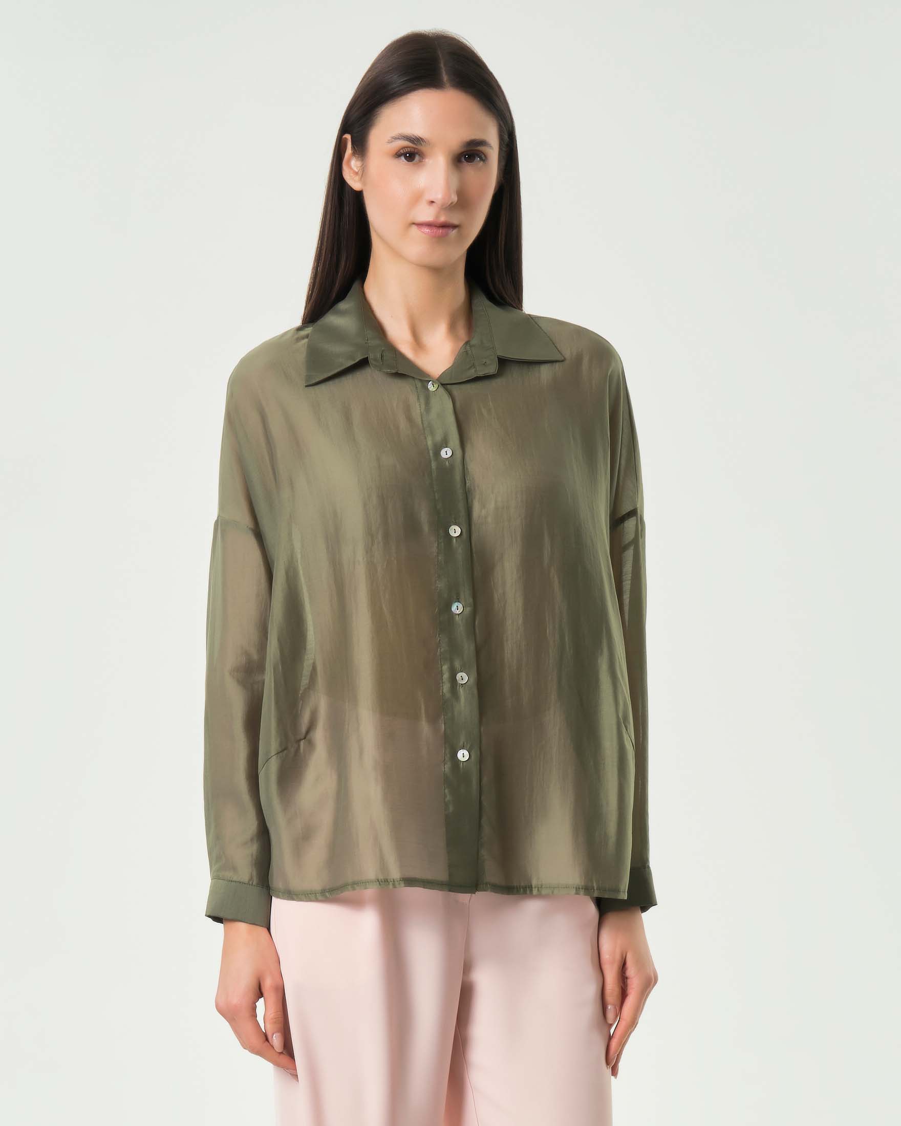 Camicia color salvia con maniche ampie e spalle scese