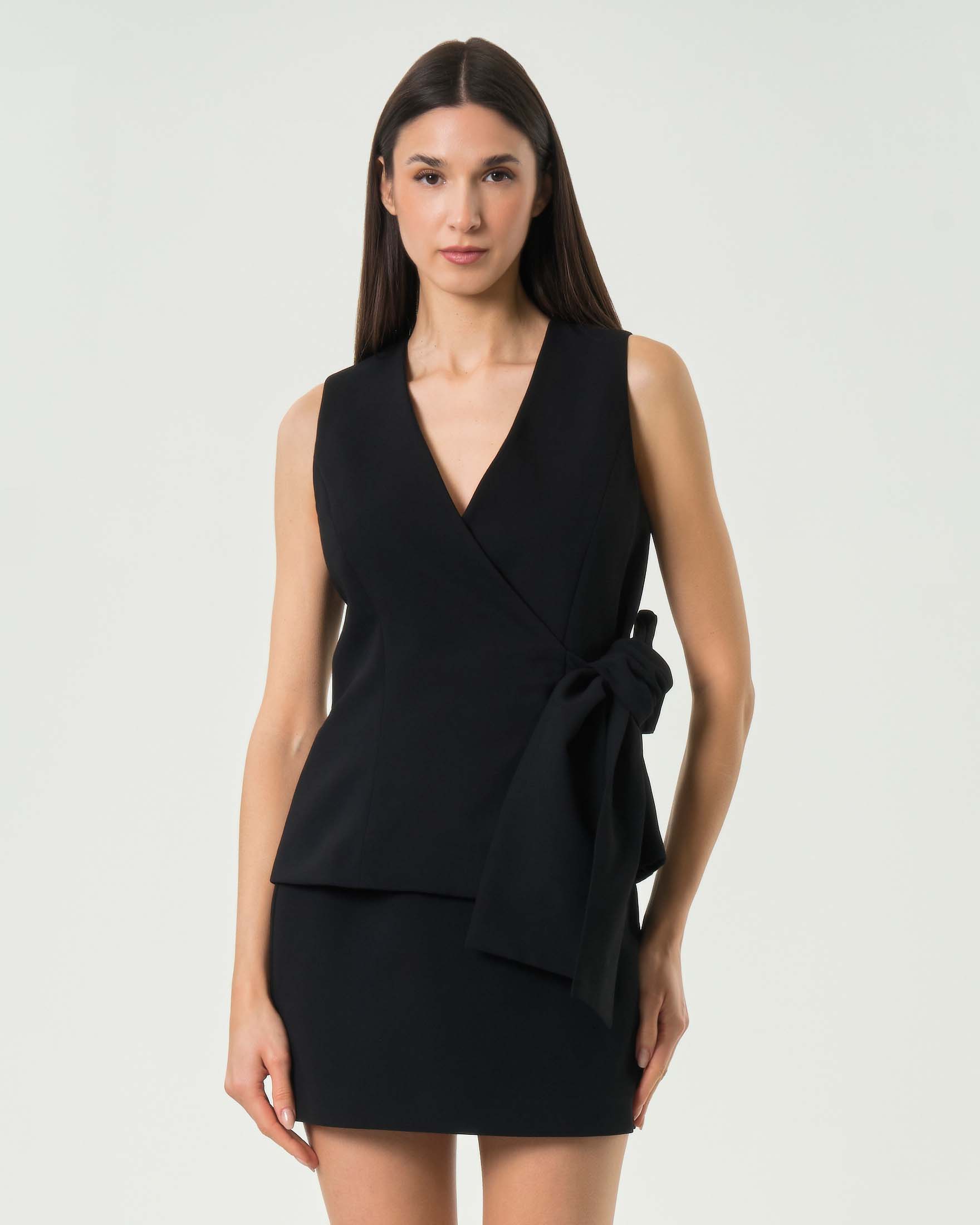 Top con scollo a V nero 365 in crêpe envers satin con fiocco