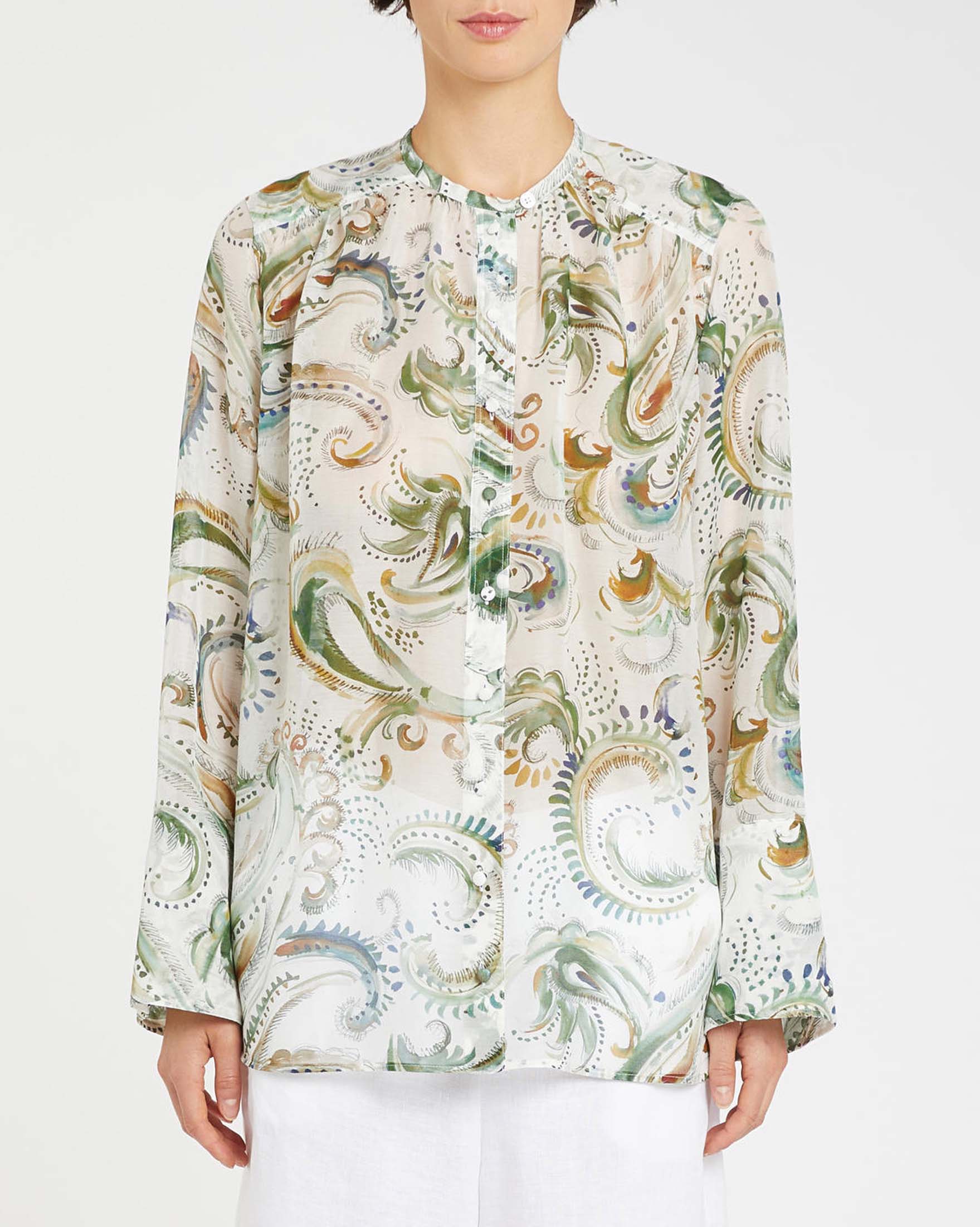 Camicia bianca in voile a stampa paisley con collo alla coreana e spacchi laterali