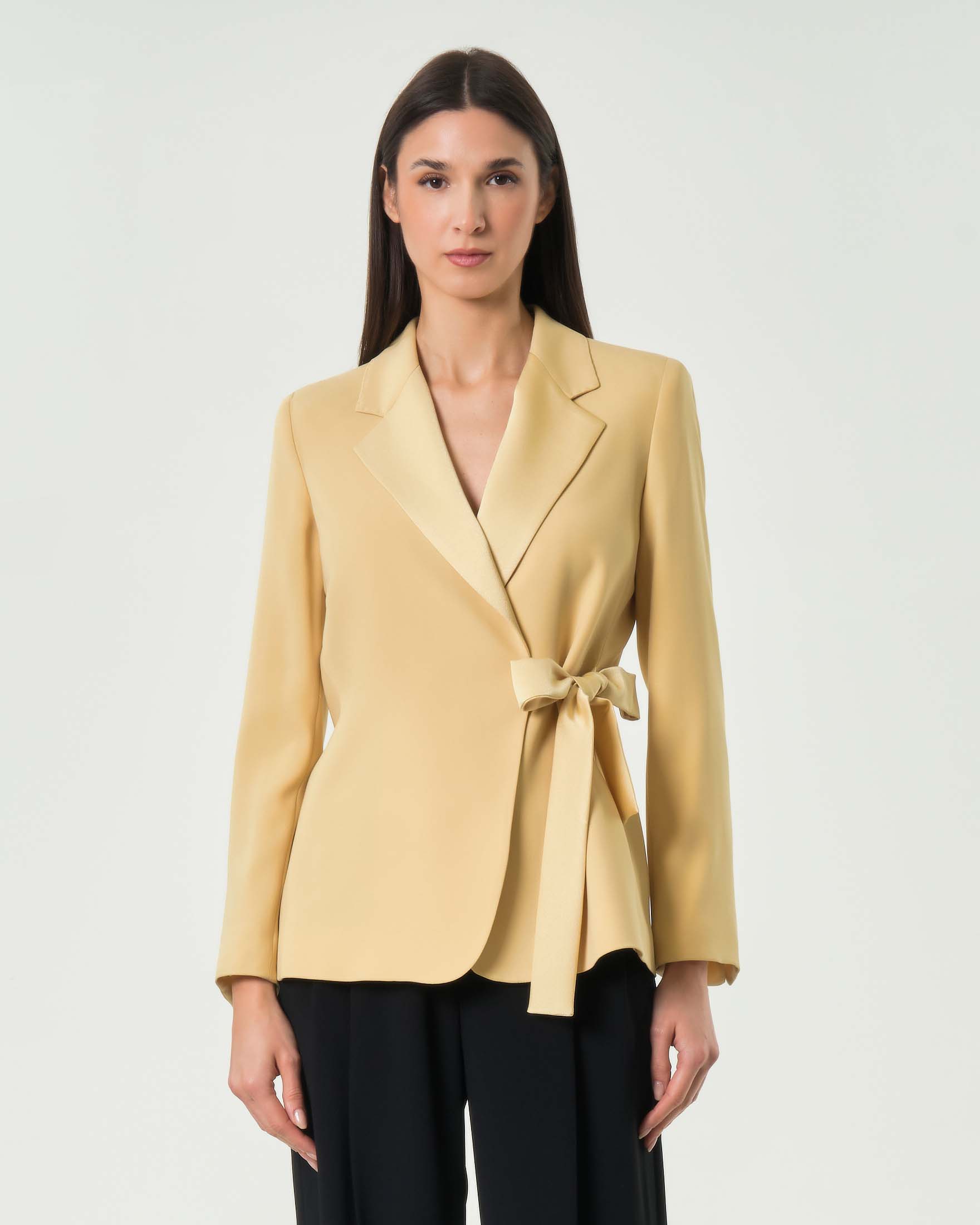 Blazer giallo Marella in crepe con chiusura asimmetrica con fiocco da annodare e pince