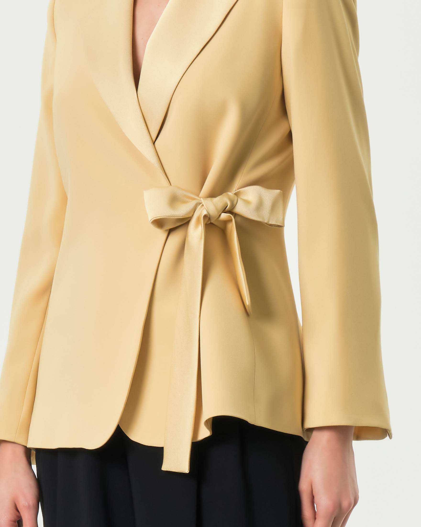 Blazer giallo Marella in crepe con chiusura asimmetrica con fiocco da annodare e pince