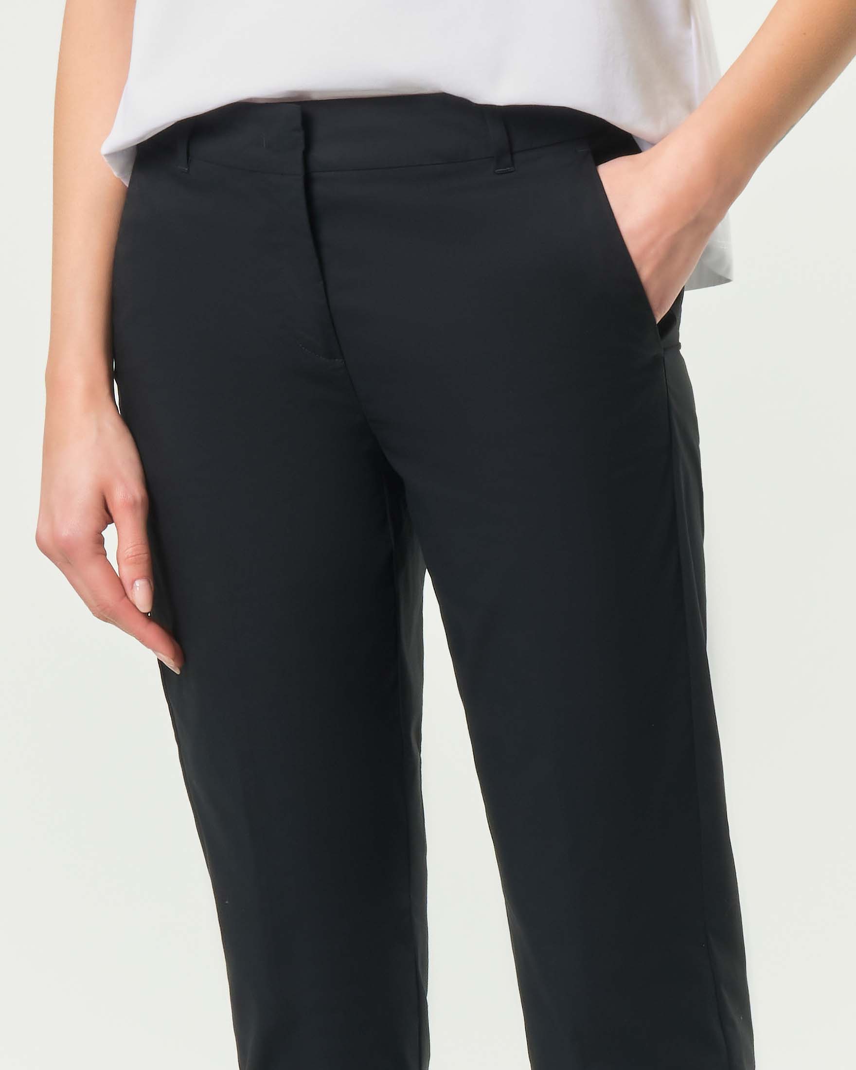 Pantaloni neri Marella in popeline a sigaretta con chiusura con gancio e zip image