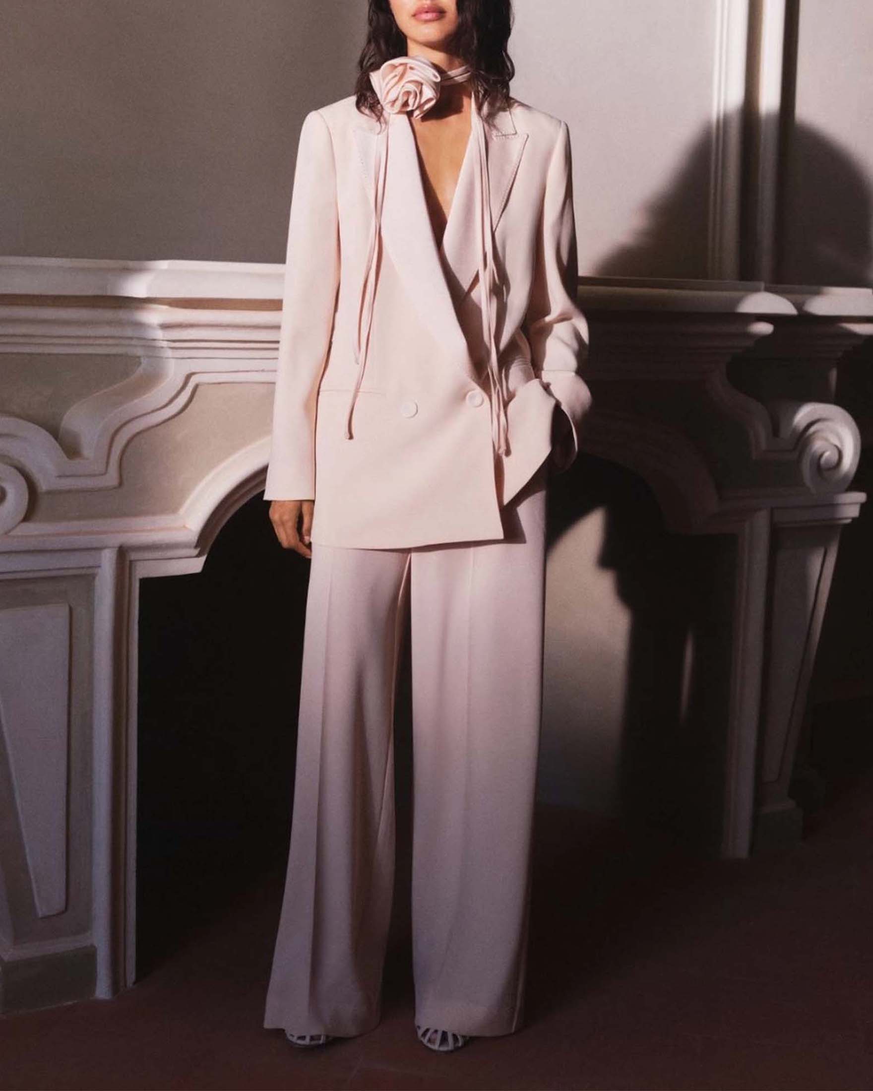Blazer doppiopetto cipria in envers satin con cintura a fiore