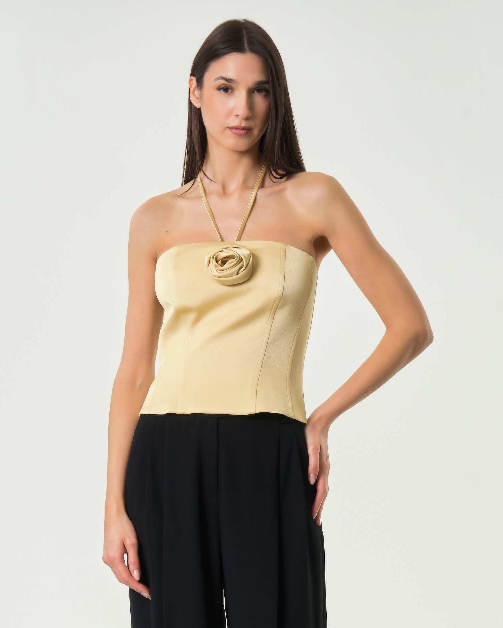 Top a bustino giallo in raso con rosa applicata sul petto