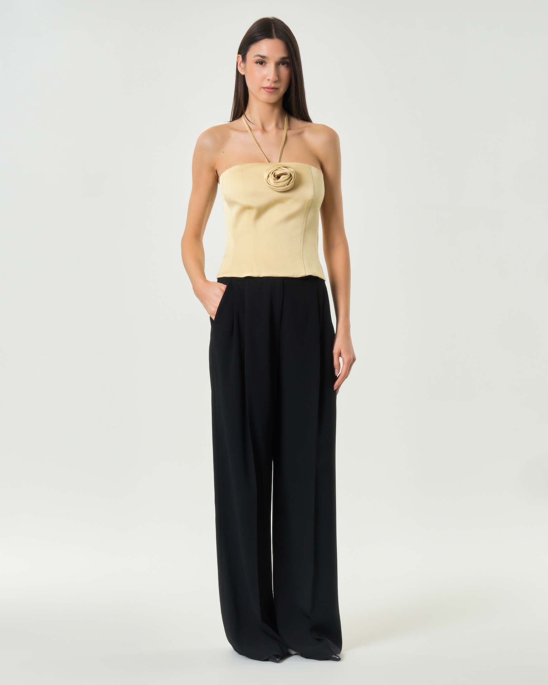 Top a bustino giallo Marella in raso con rosa applicata sul petto image