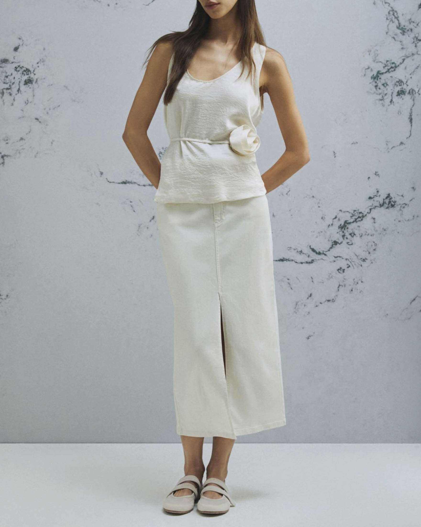 Top Monochrome bianco in raso con fiore in tessuto in abbinato
