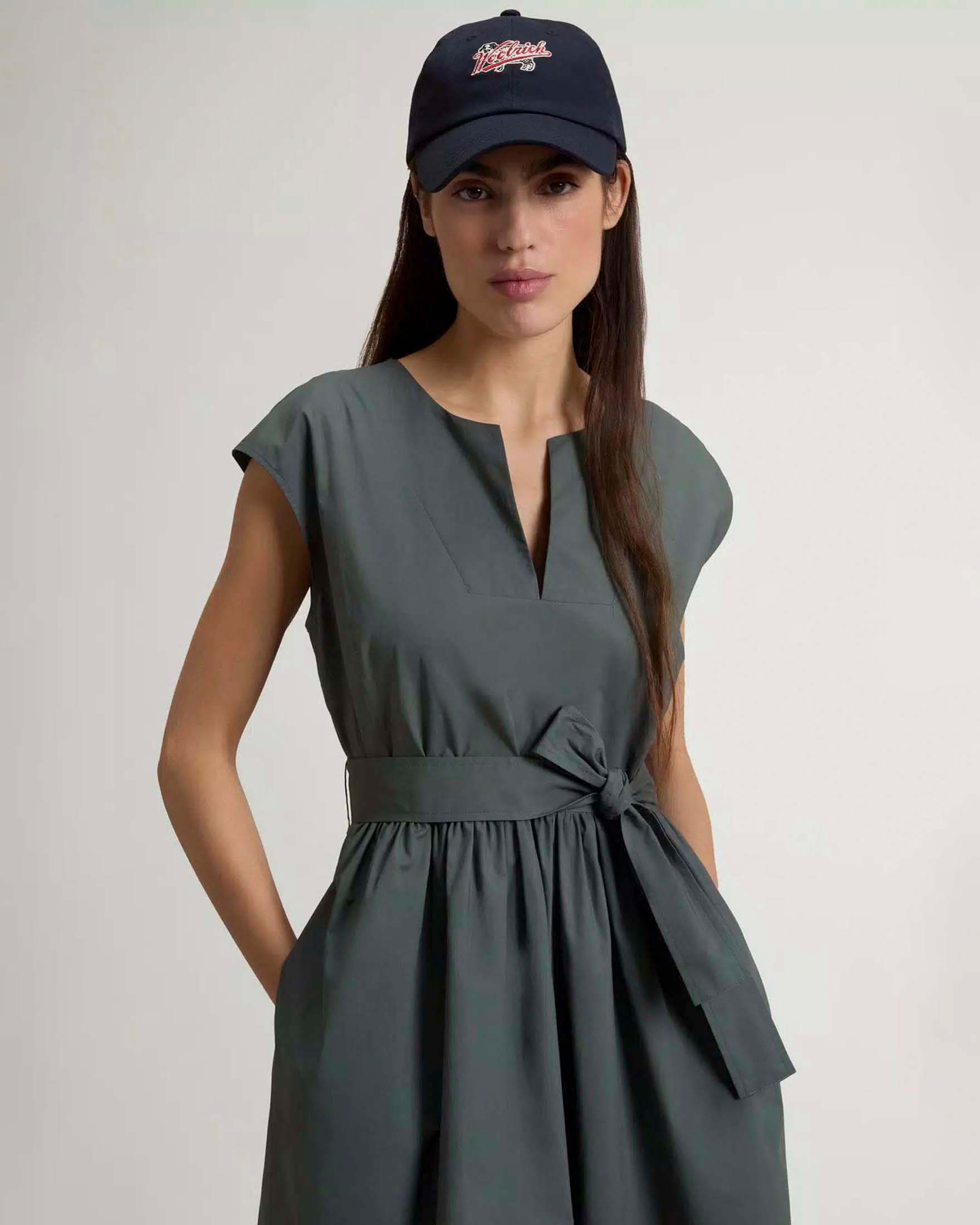 Abito midi Woolrich verde smanicato in cotone con fiocco image