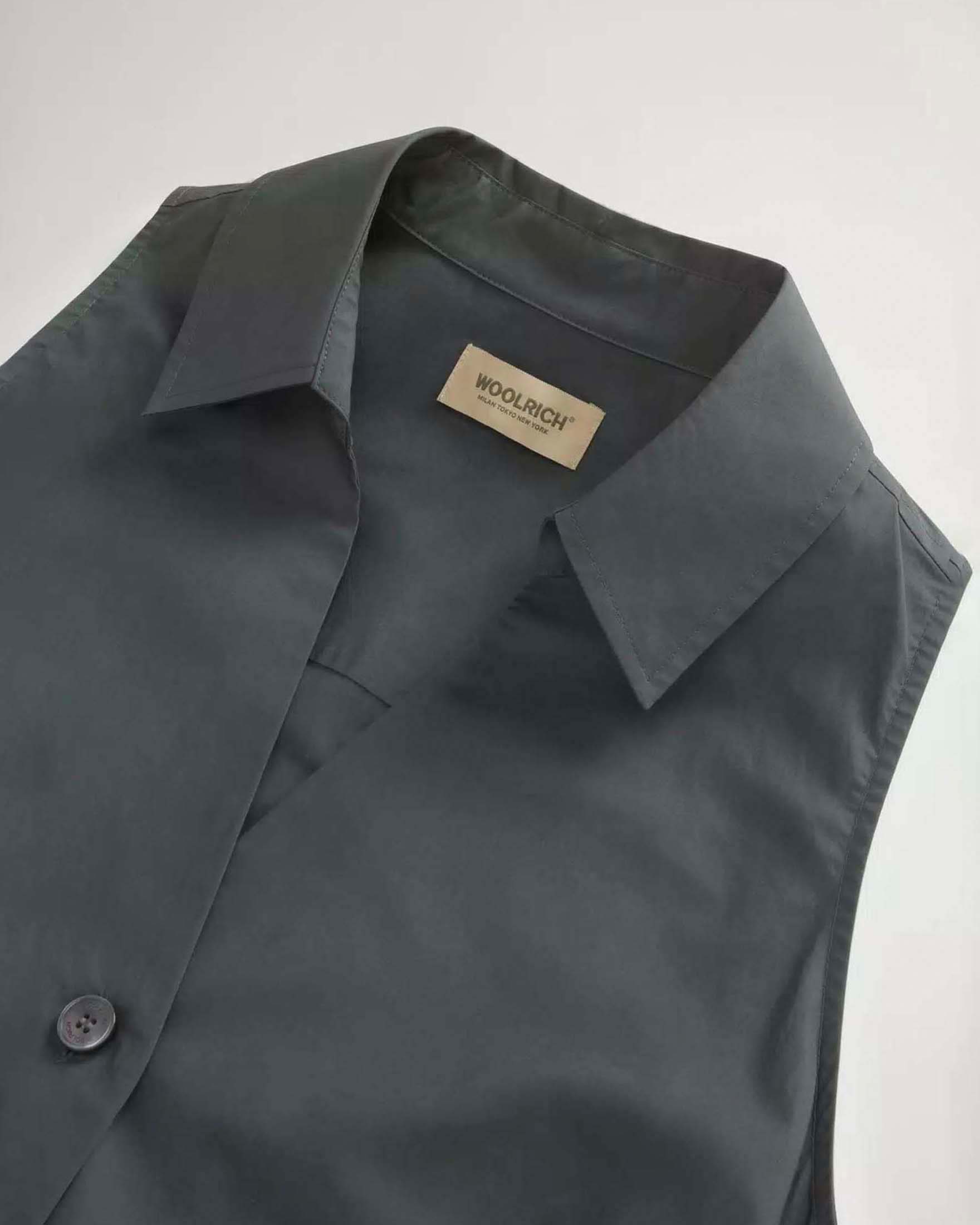 Abito chemisier smanicato Woolrich verde in cotone con cintura image