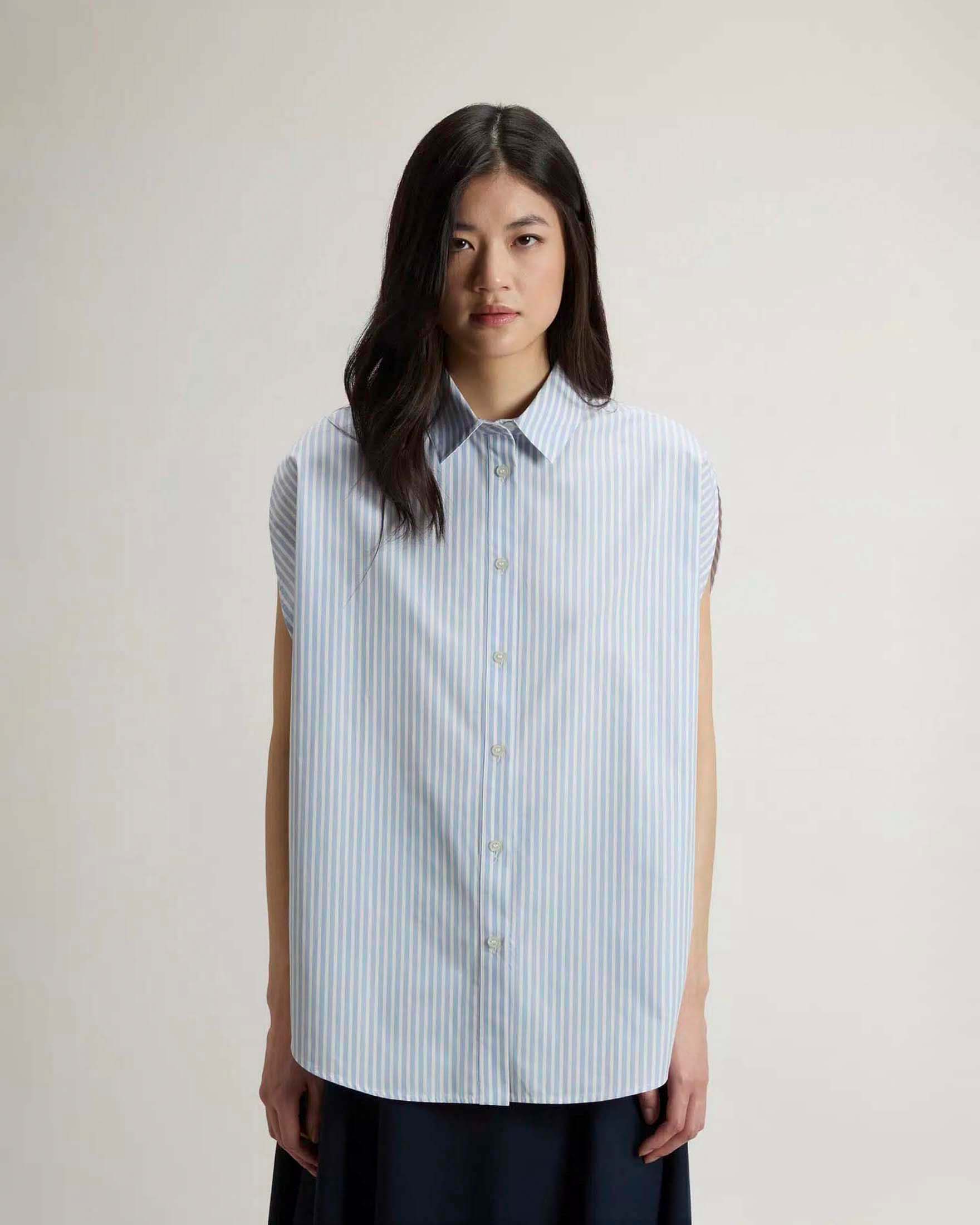 Camicia smanicata Woolrich azzurra a righe in popeline di cotone