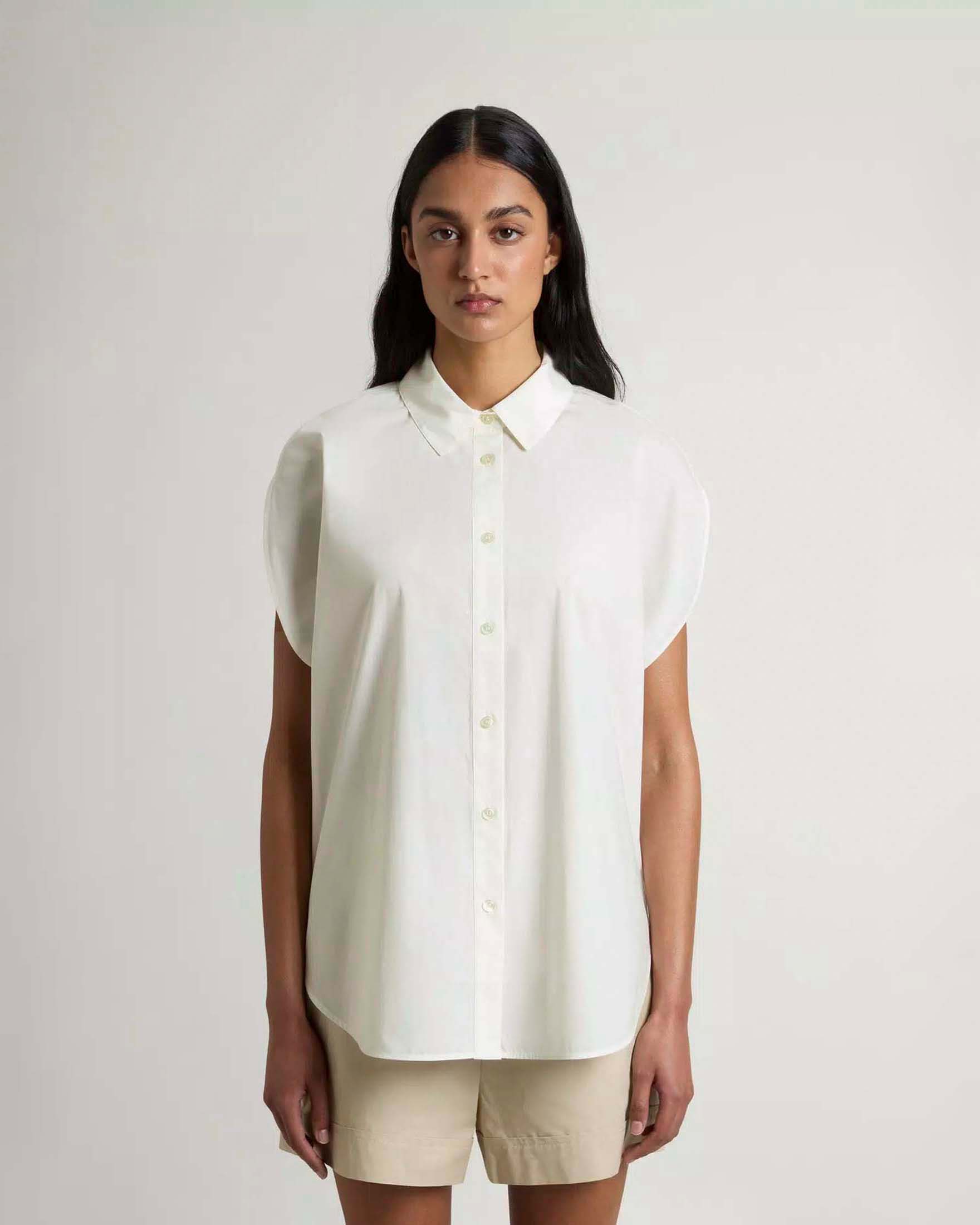 Camicia smanicata Woolrich bianca in popeline di cotone image