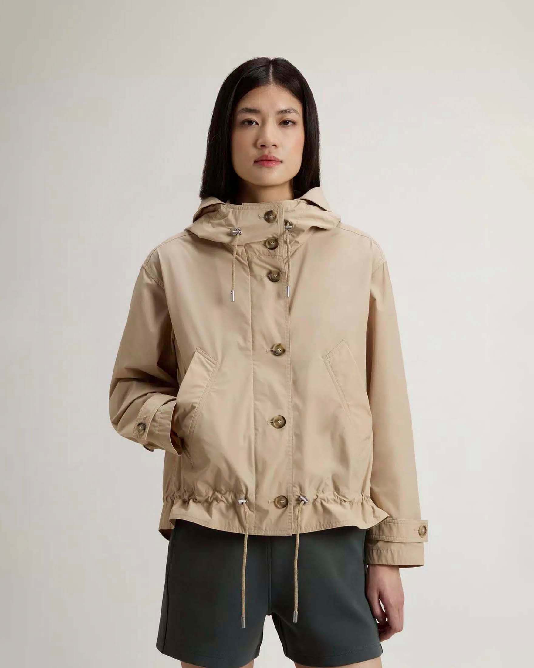 Parka corto Woolrich beige in tessuto tecnico antivento con cappuccio