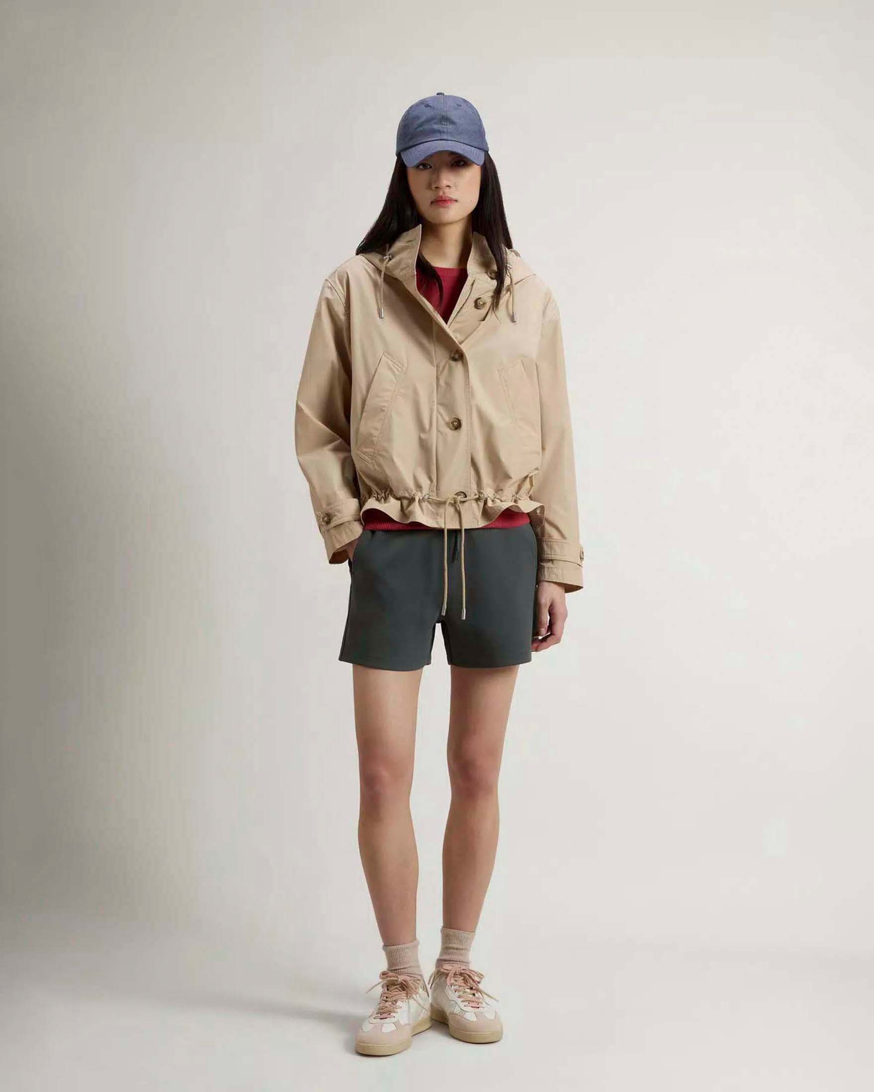 Parka corto Woolrich beige in tessuto tecnico antivento con cappuccio image