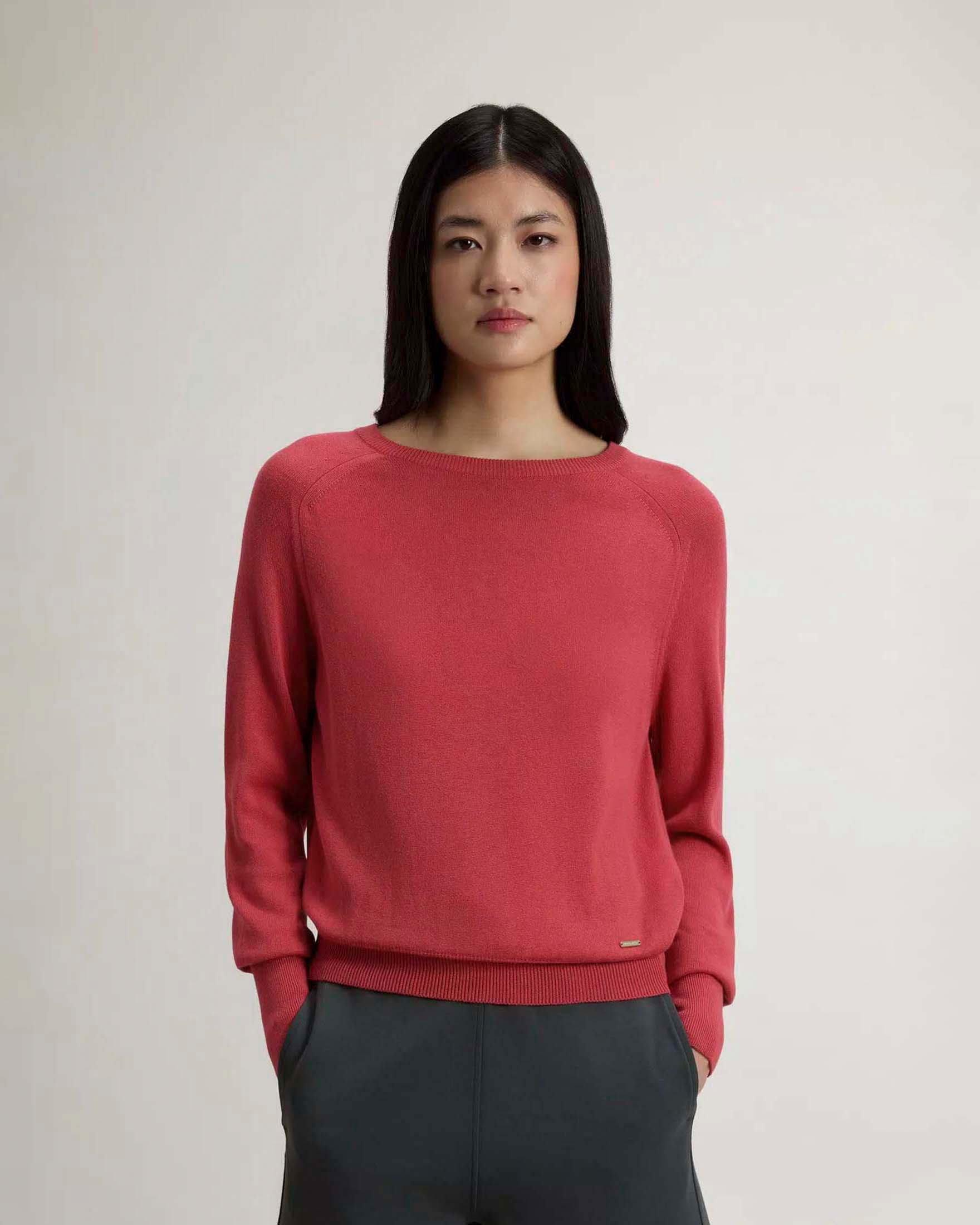 Maglia Woolrich rossa in misto cotone con placchetta logo e scollo a barchetta image