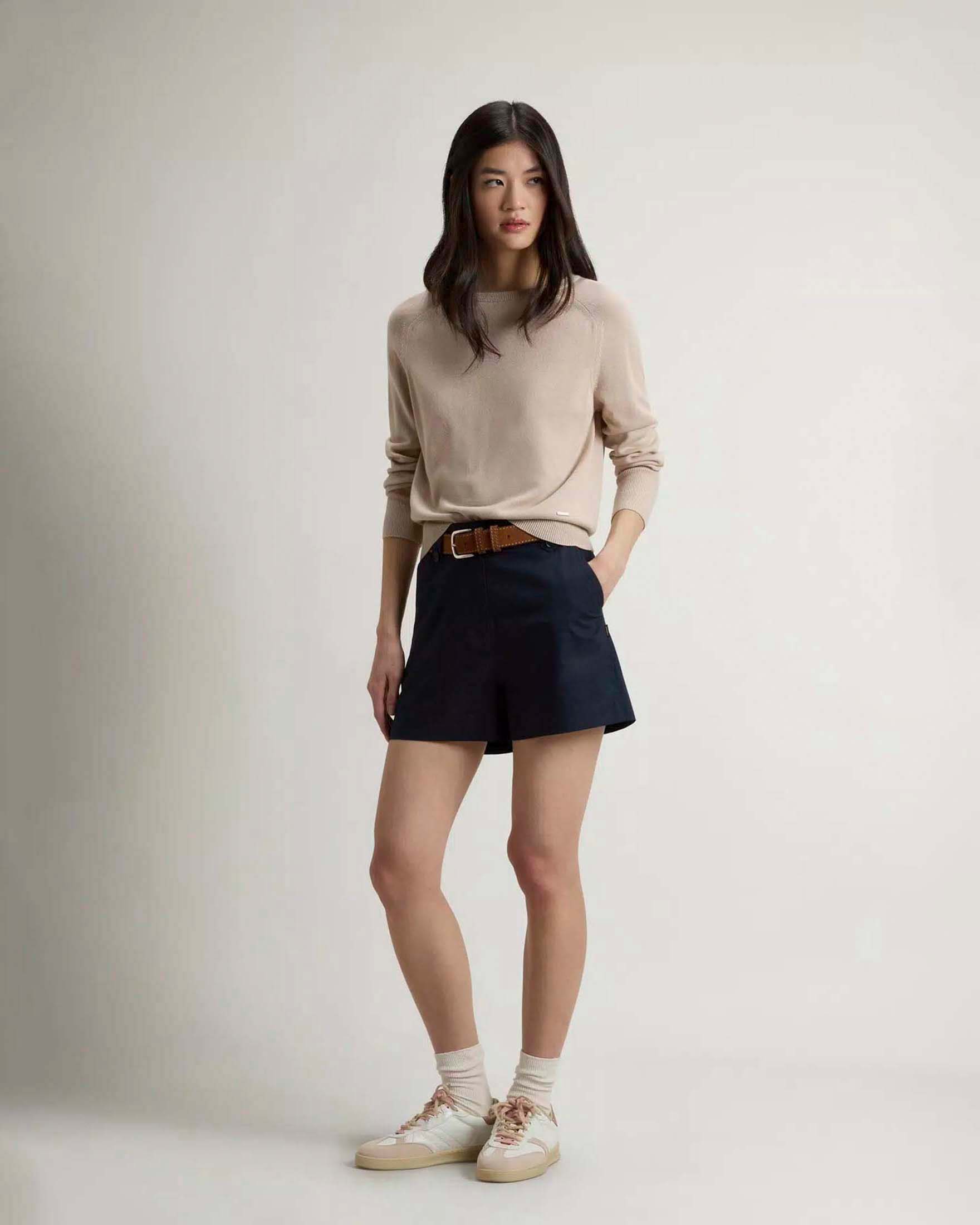 Maglia Woolrich beige in misto cotone con placca logo in metallo e scollo a barchetta