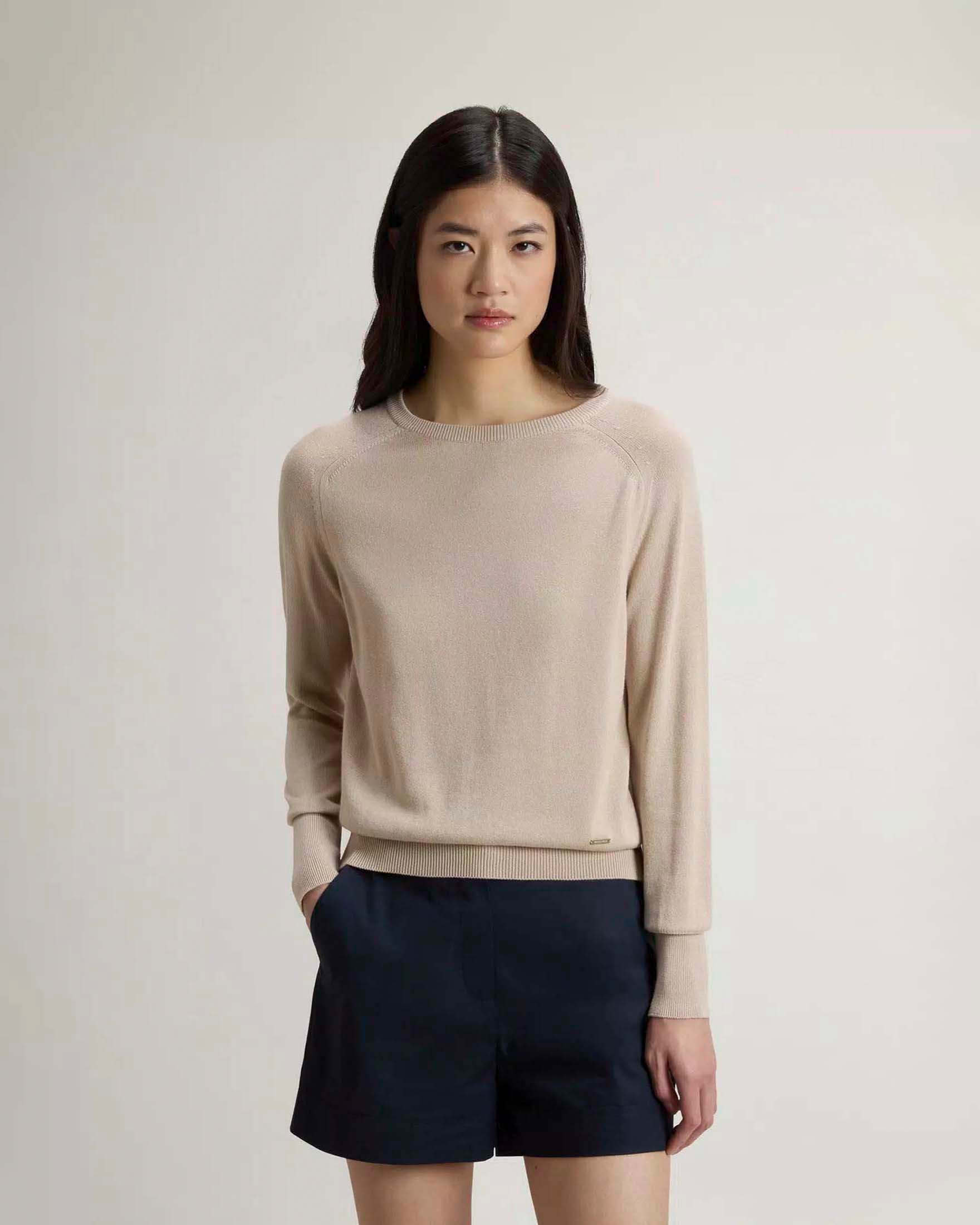 Maglia Woolrich beige in misto cotone con placca logo in metallo e scollo a barchetta image