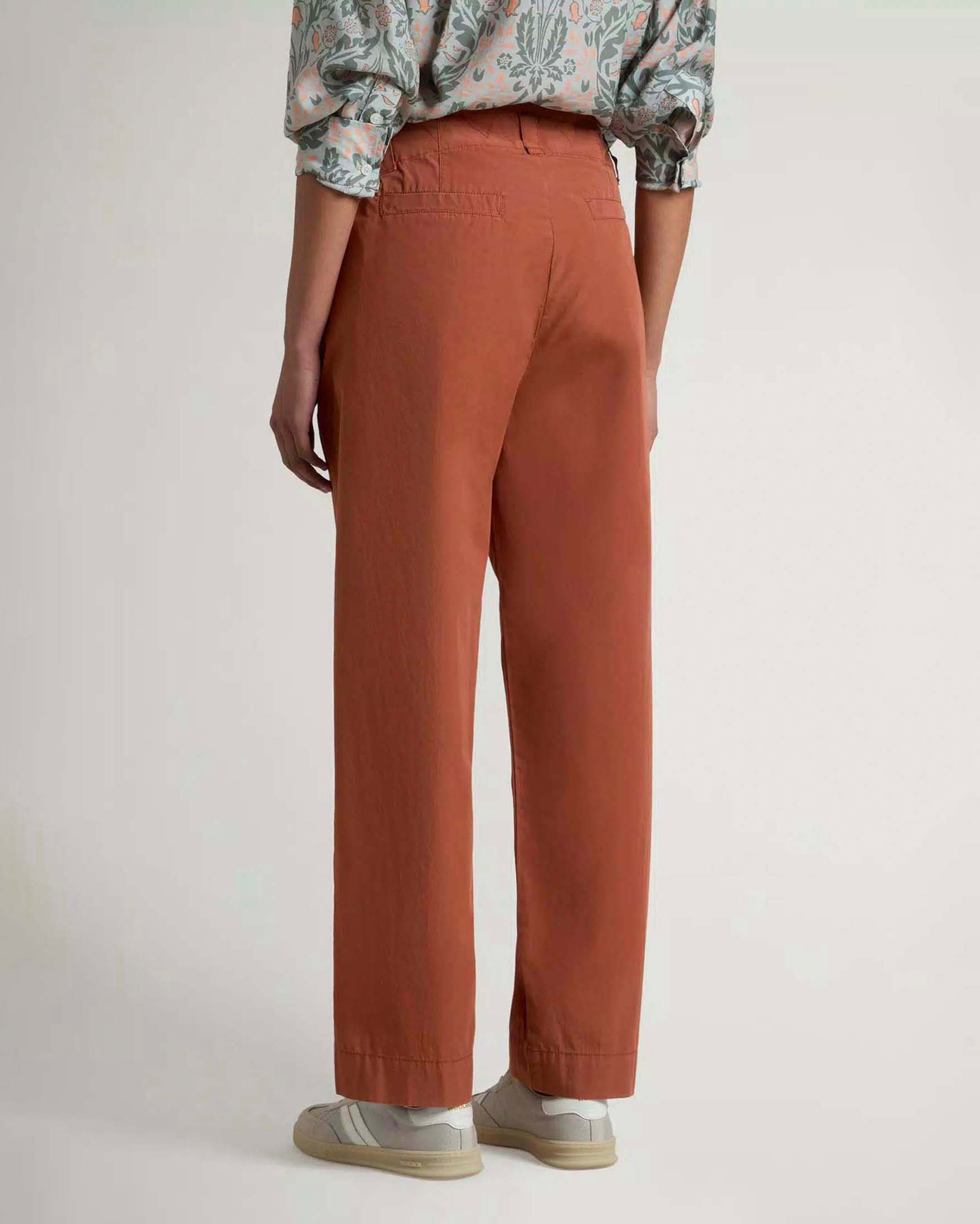 Pantaloni slim Woolrich color coccio in cotone image