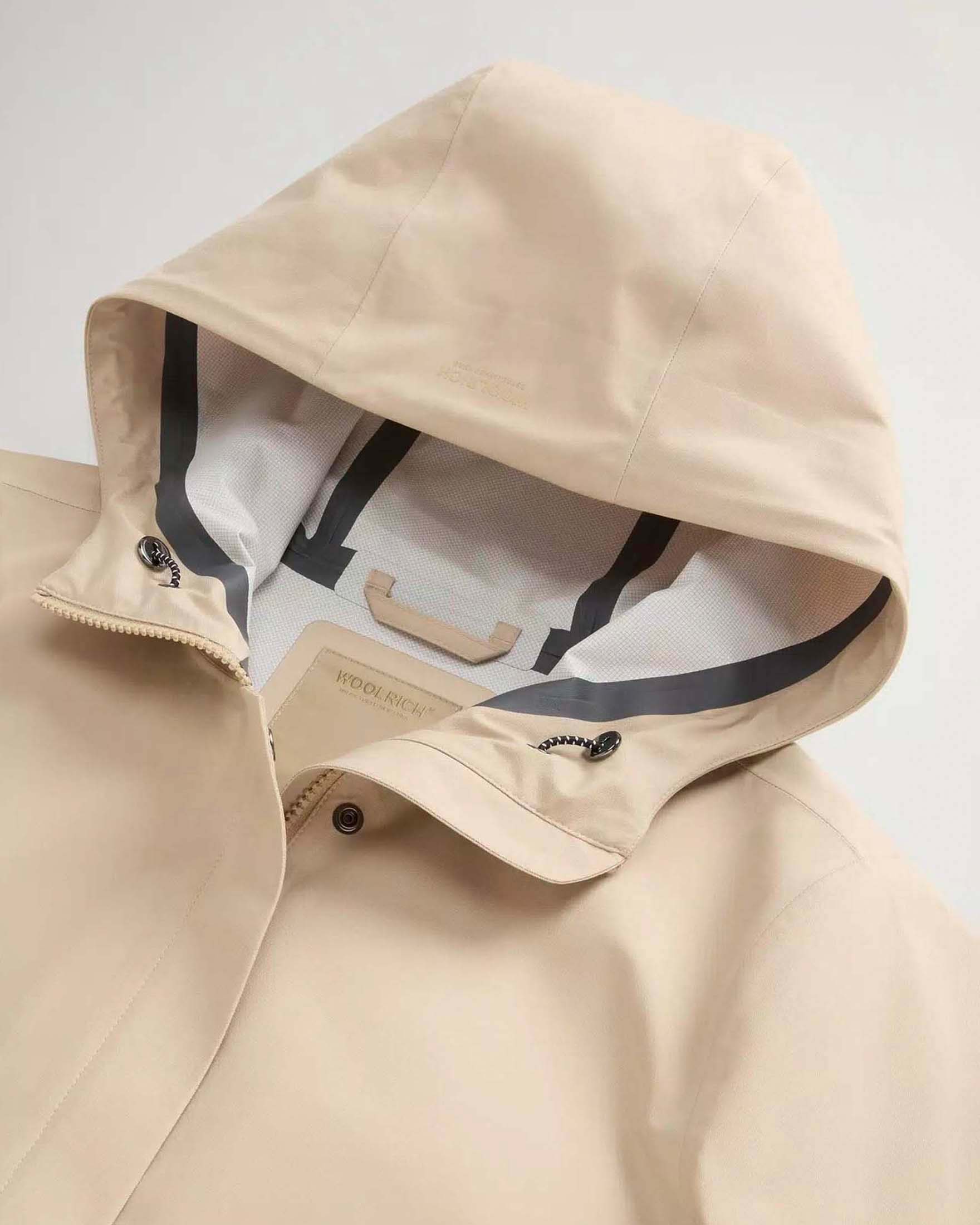Impermeabile Woolrich beige con cappuccio image