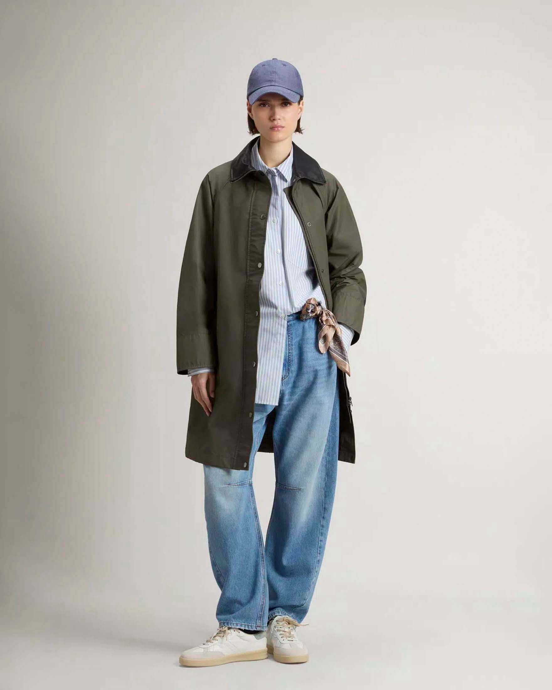 Trench Woolrich verde militare in misto cotone cerato con colletto in ecopelle