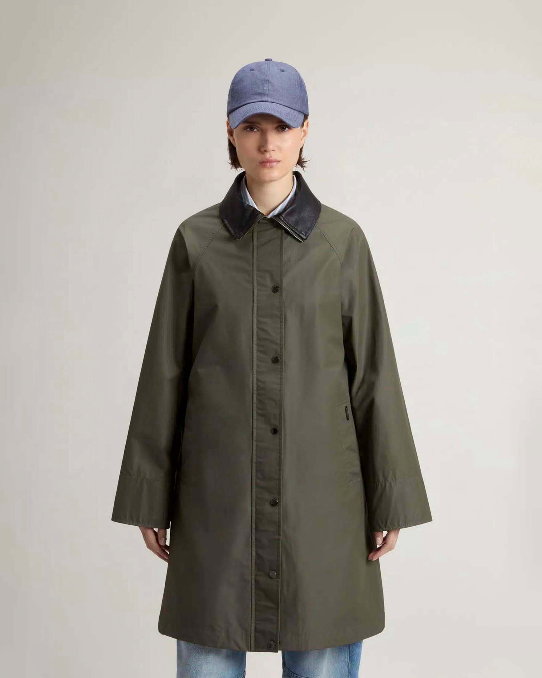 Trench Woolrich verde militare in misto cotone cerato con colletto in ecopelle image