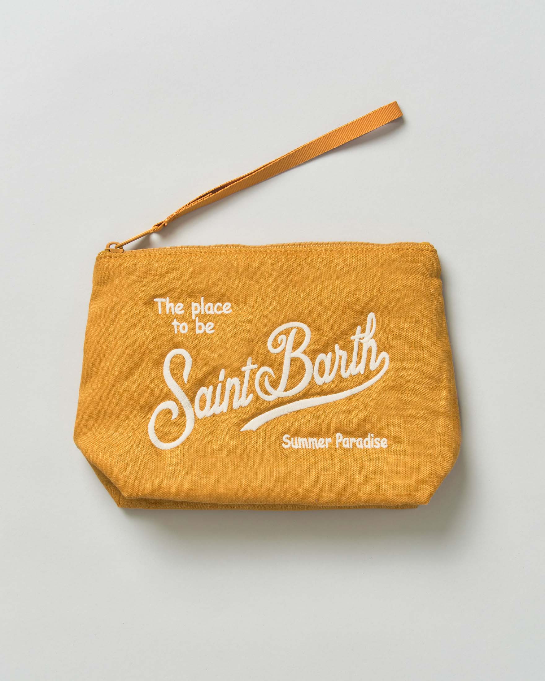 MC2 Saint Barth — Pochette MC2 Saint Barth Aline ocra in lino con scritta logo bianca ricamata