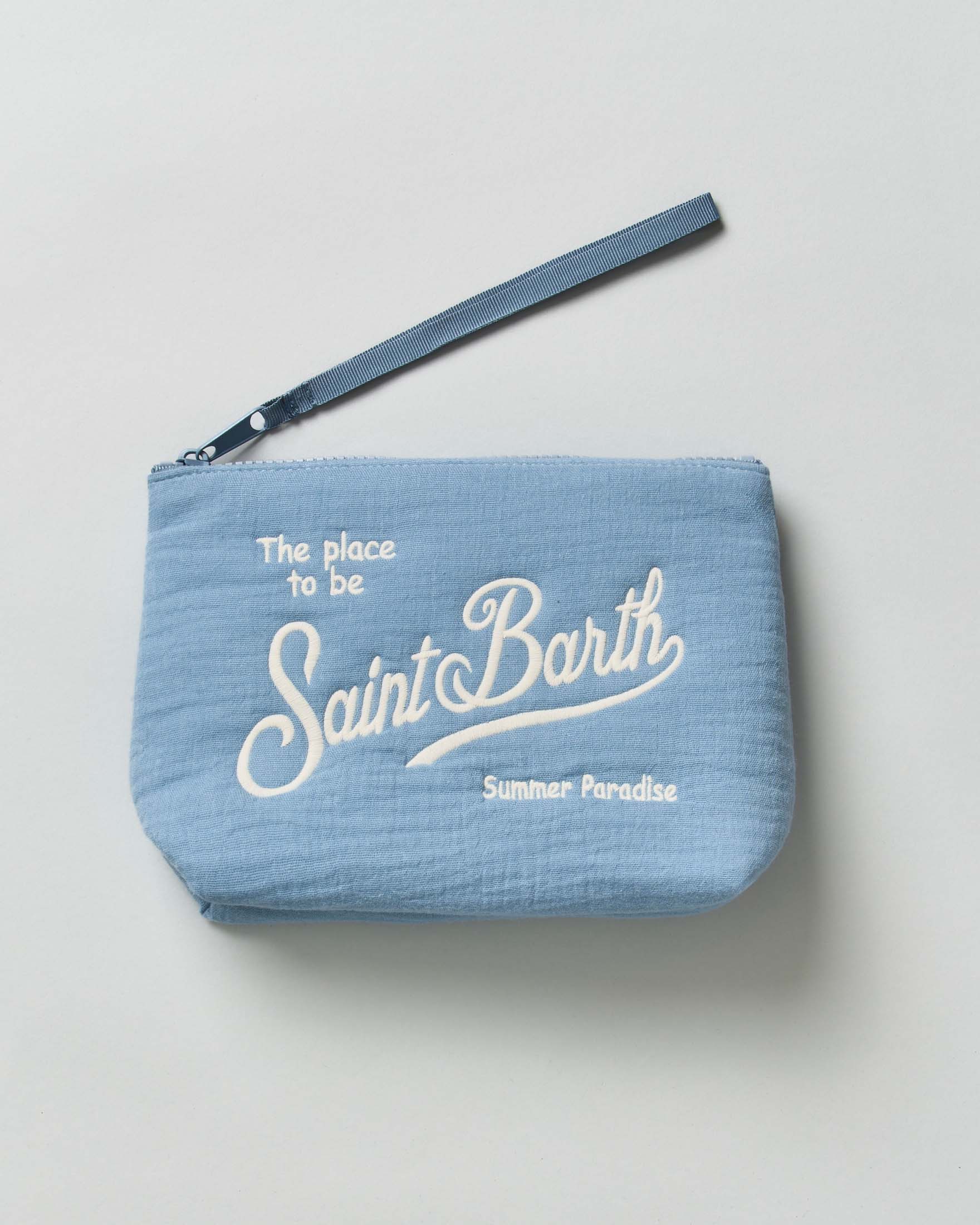 Pochette Aline azzurra in mussola di cotone con scritta logo bianca ricamata