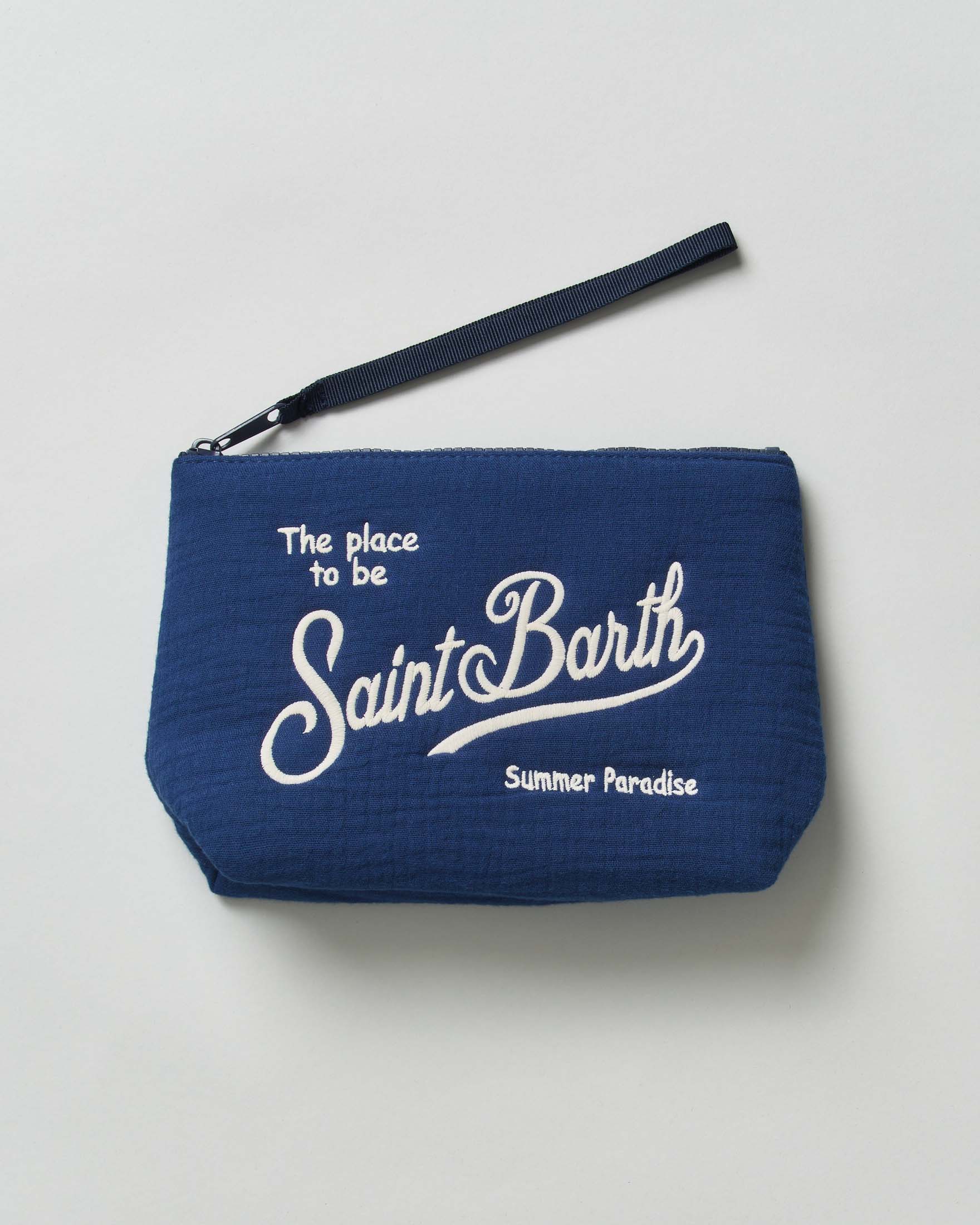 Pochette Aline blu in mussola di cotone con scritta logo bianca ricamata