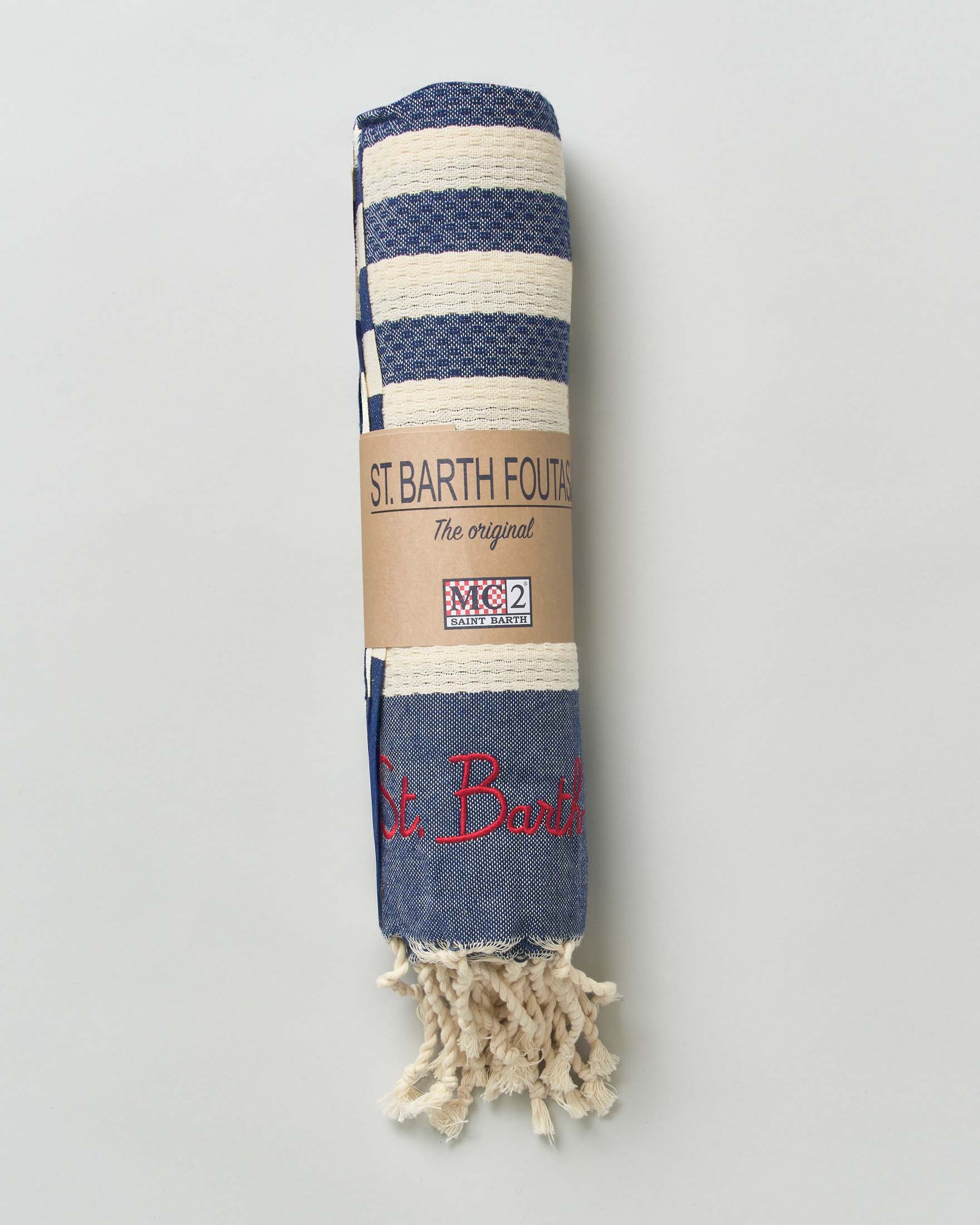 Telo mare blu in cotone a righe panna con frange al fondo e scritta logo ricamata