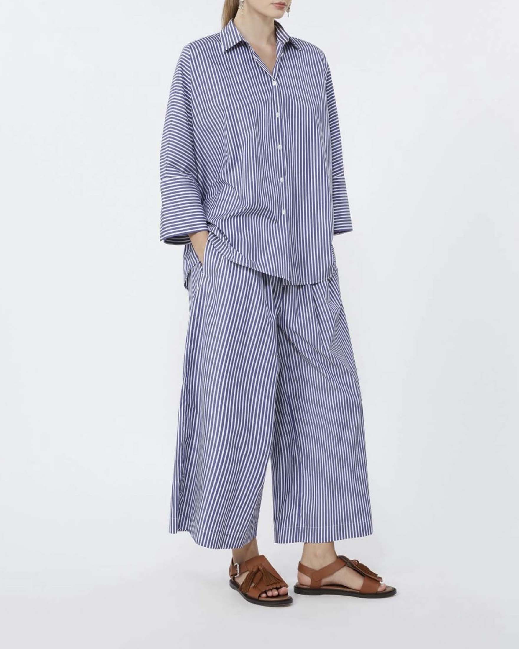 Pantalone crop Weekend Max Mara in popeline a righe blu e bianche con pince e vita elasticizzata