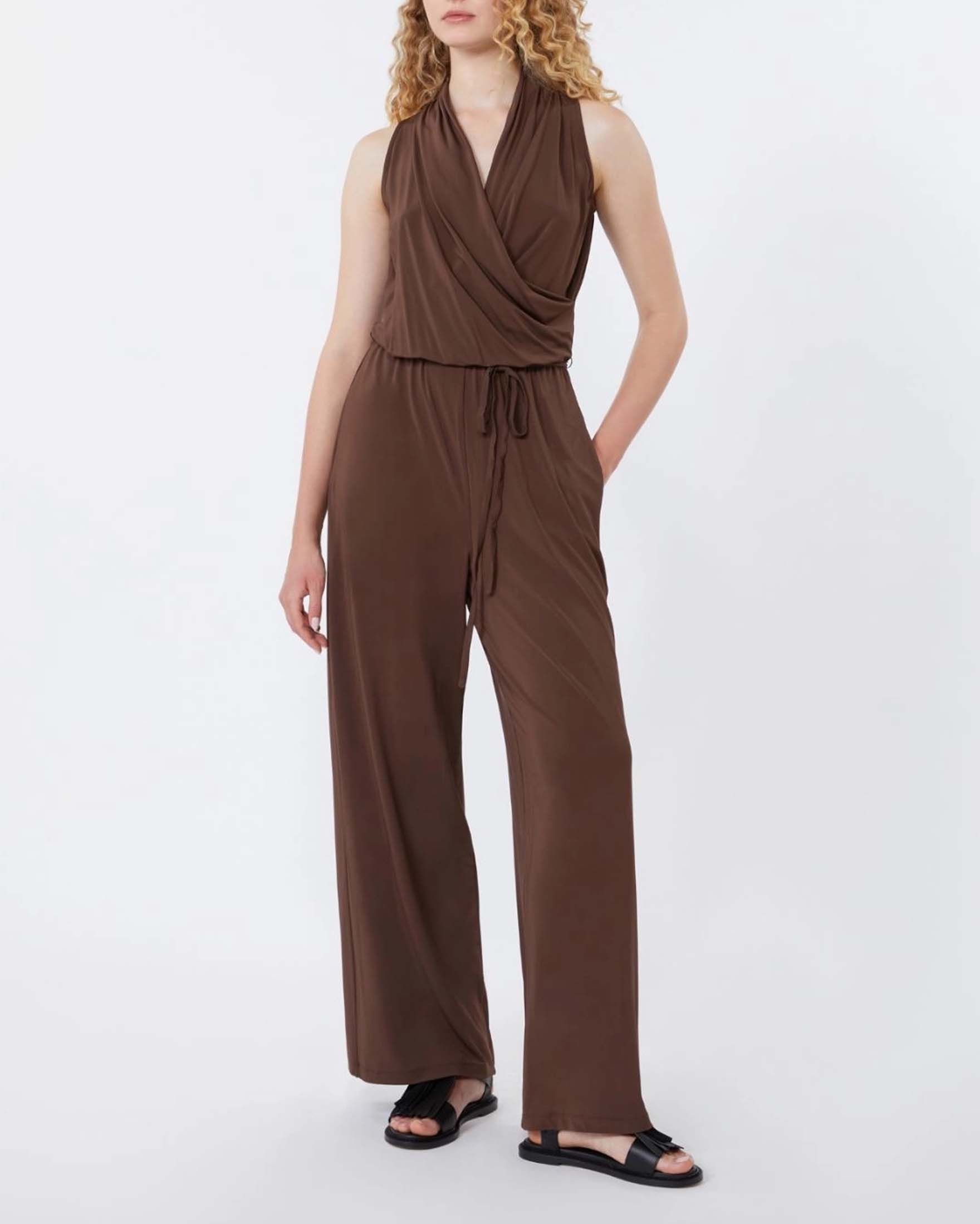 Tuta smanicata Weekend Max Mara marrone in viscosa con drappeggio e passanti con cintura da annodare
