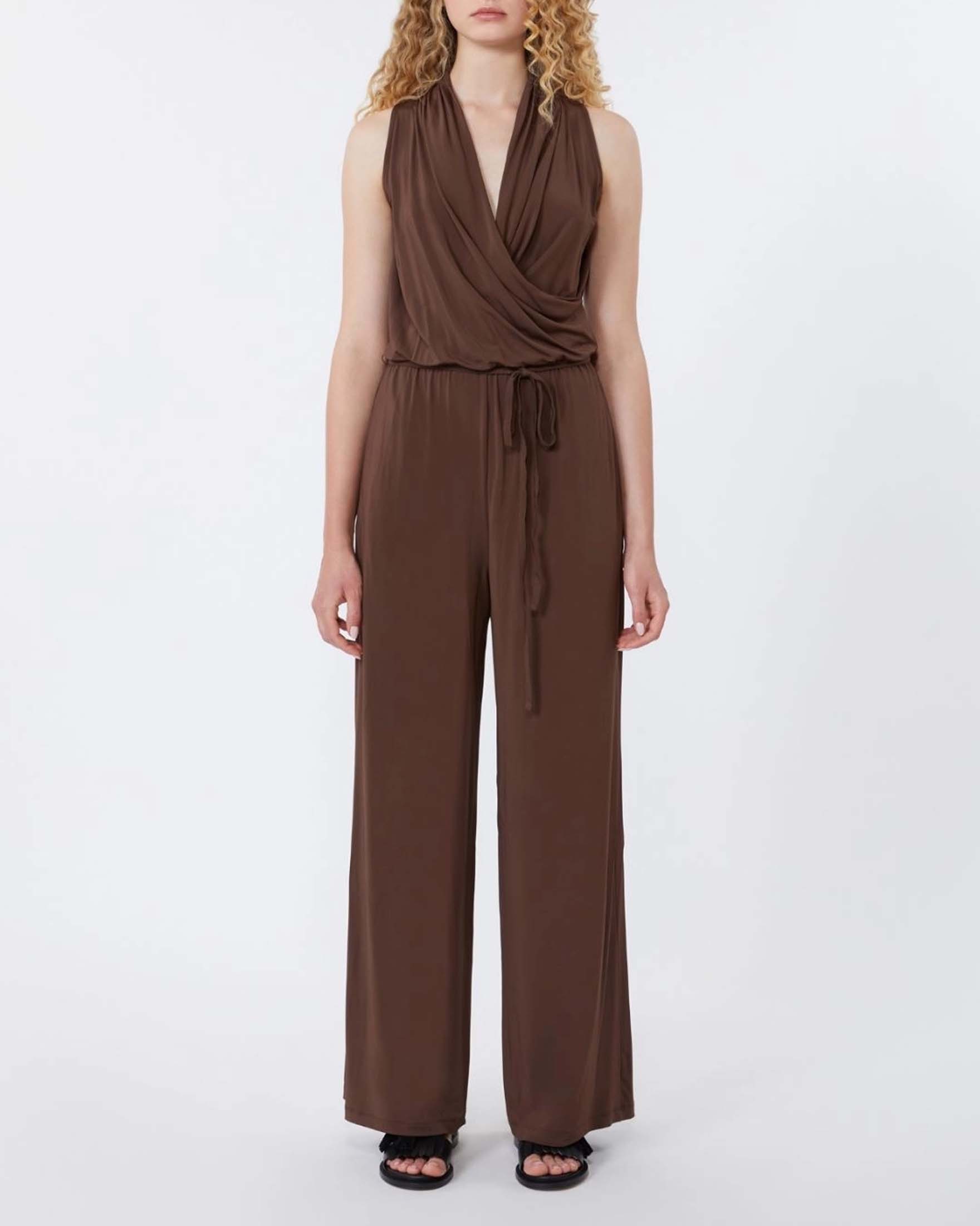 Tuta smanicata Weekend Max Mara marrone in viscosa con drappeggio e passanti con cintura da annodare image