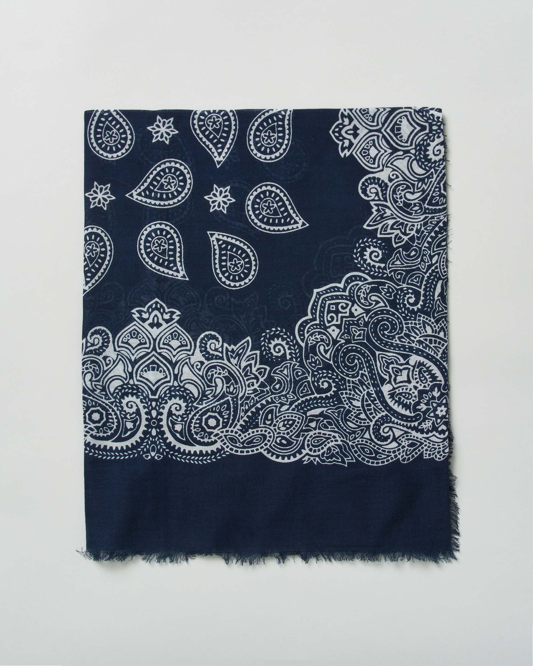 Foulard blu Raja in misto cotone e modal con stampa paisley e bordi sfrangiati