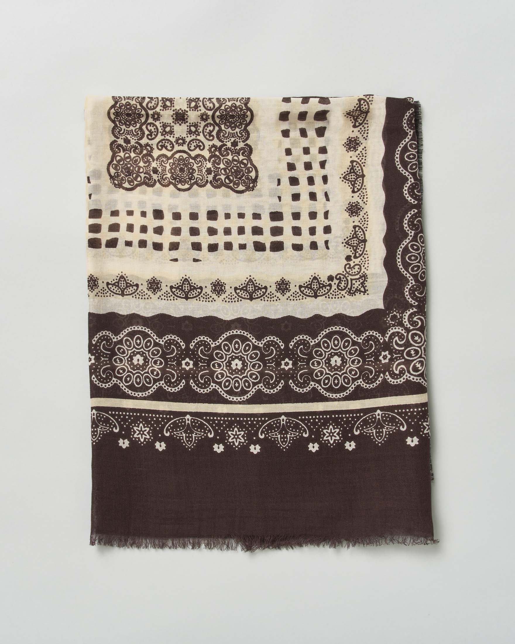 Foulard marrone e bianco in misto cotone e modal con stampa etnica e bordi sfrangiati