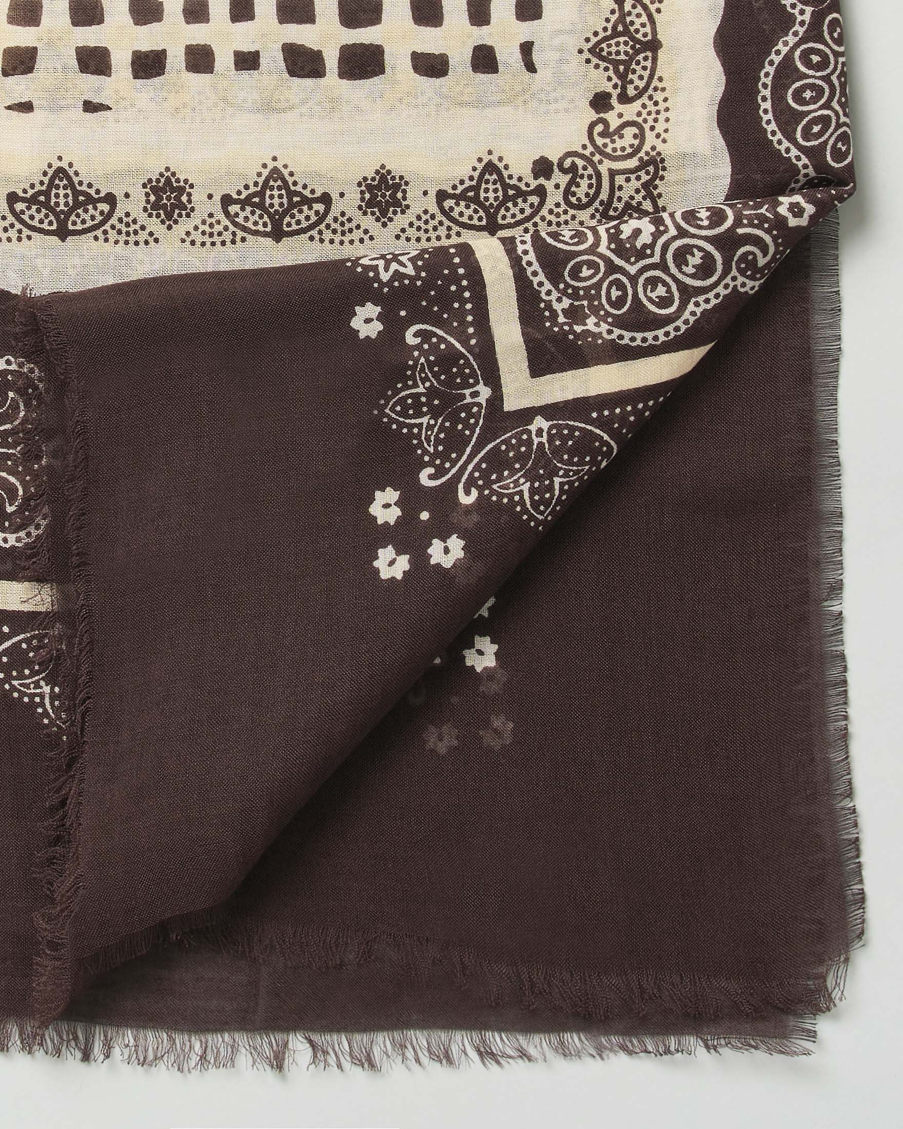 Foulard marrone e bianco Raja in misto cotone e modal con stampa etnica e bordi sfrangiati image